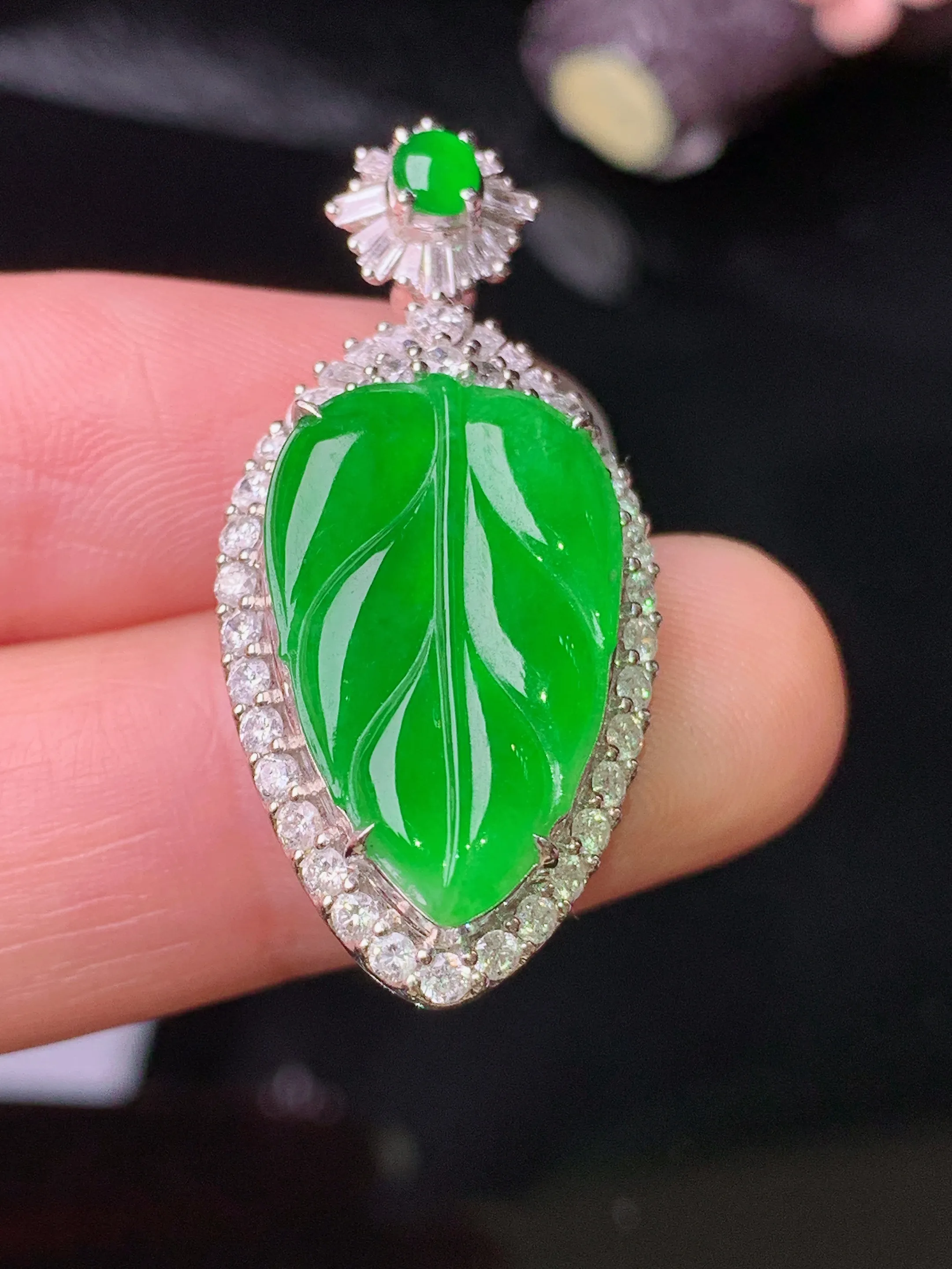 18k金钻镶嵌满绿树叶吊坠 玉质细腻 色泽清新艳丽 整体尺寸34.2*16*9