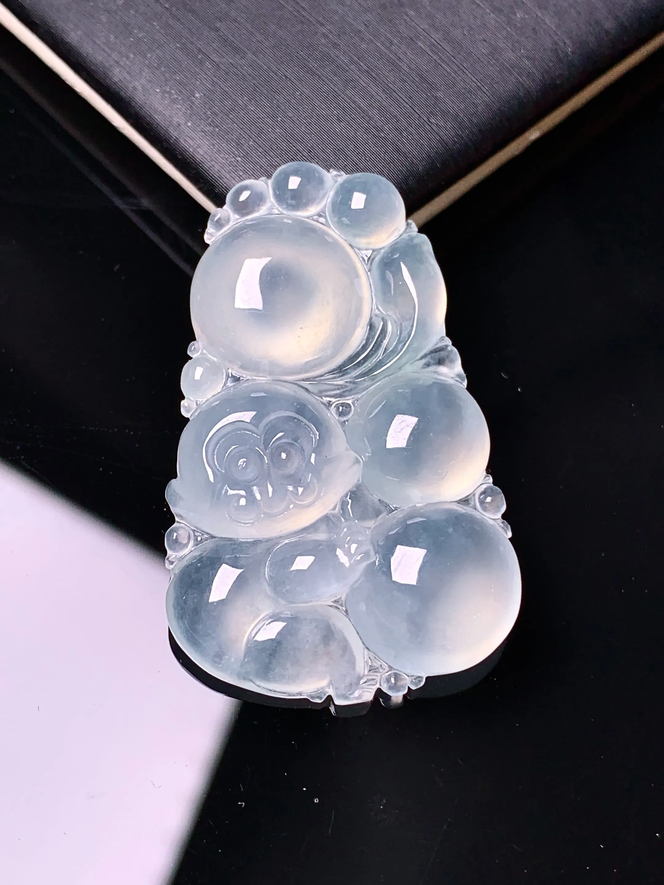 冰种灵猴献寿吊坠 玉质细腻 色泽清新艳丽 整体尺寸36.2*22.6*6