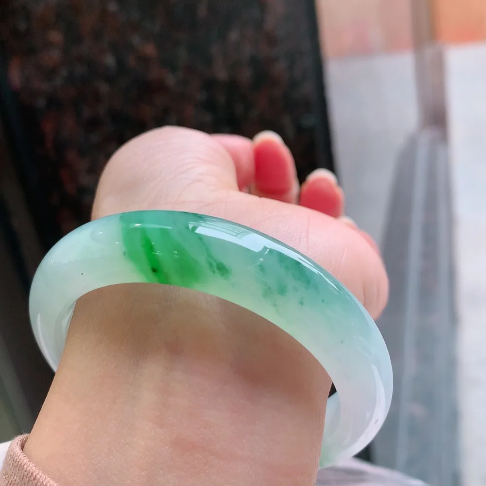 正圈高冰飘绿 无瑕 尺寸:55.7/12.8/8.8 种色俱佳