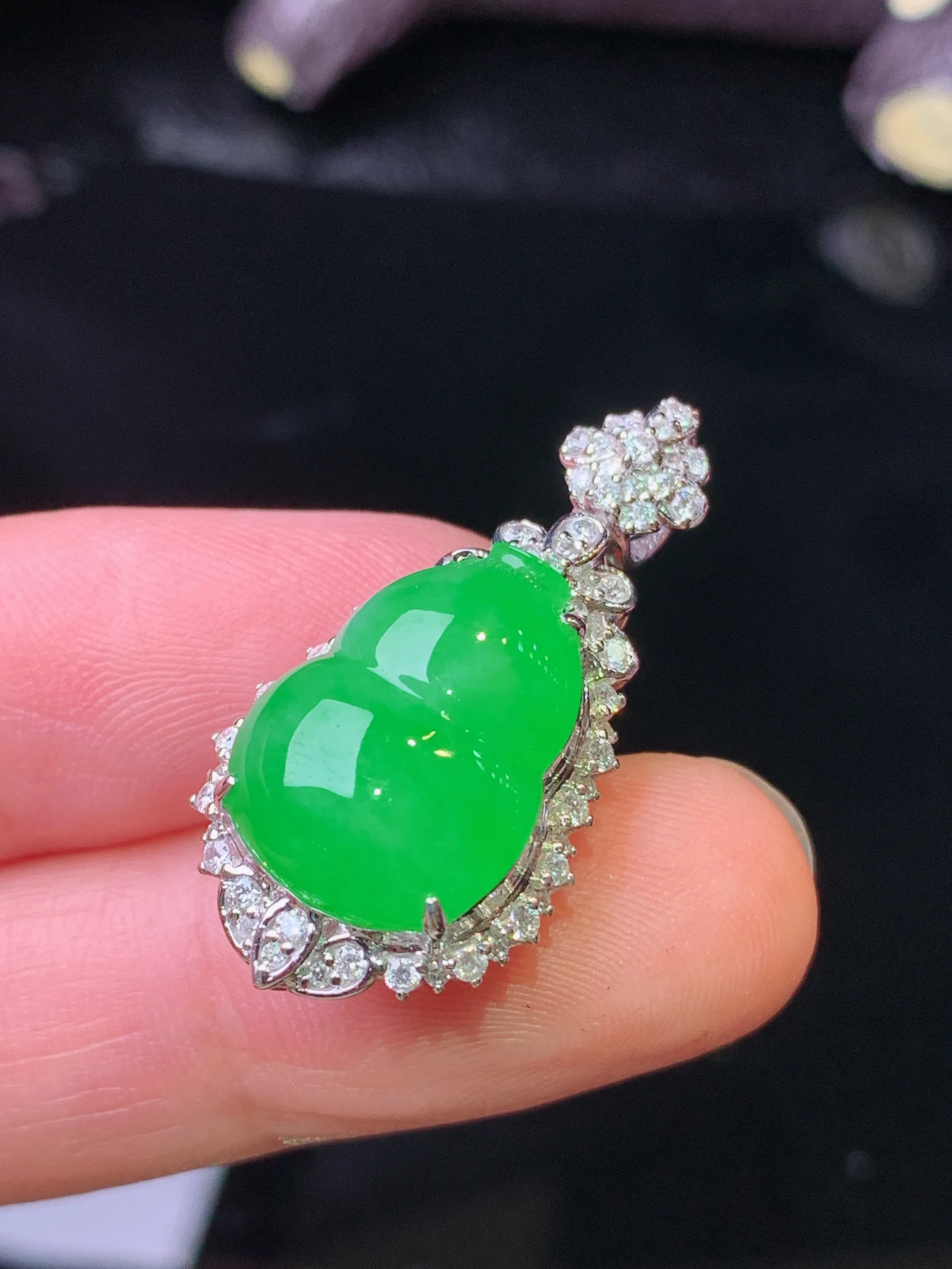 18k金钻镶嵌翠绿葫芦吊坠 玉质细腻 色泽清新艳丽 整体尺寸29.8*15.2*11.7