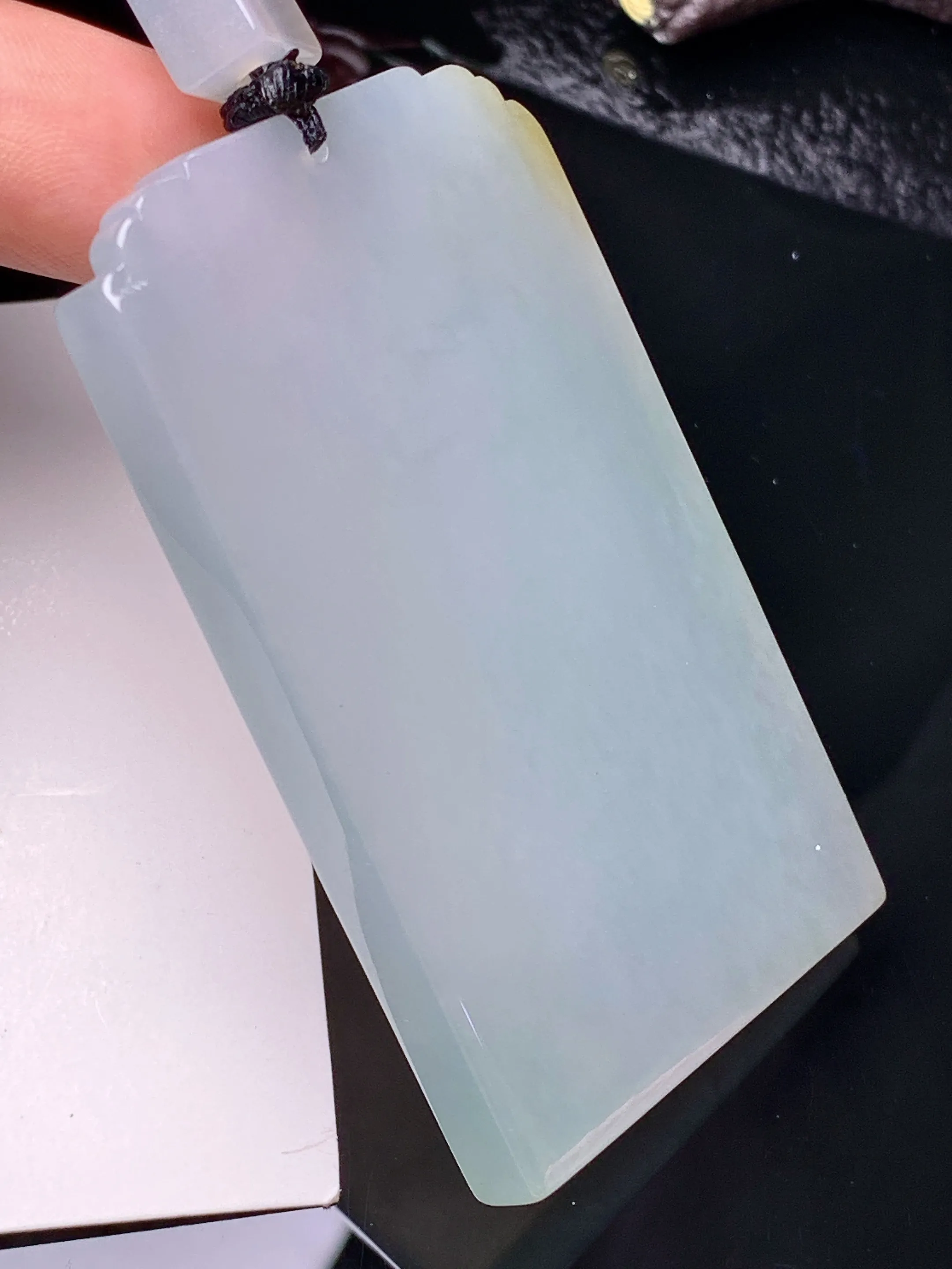 无事牌吊坠 玉质细腻 色泽清新艳丽 整体尺寸61.2*37*6