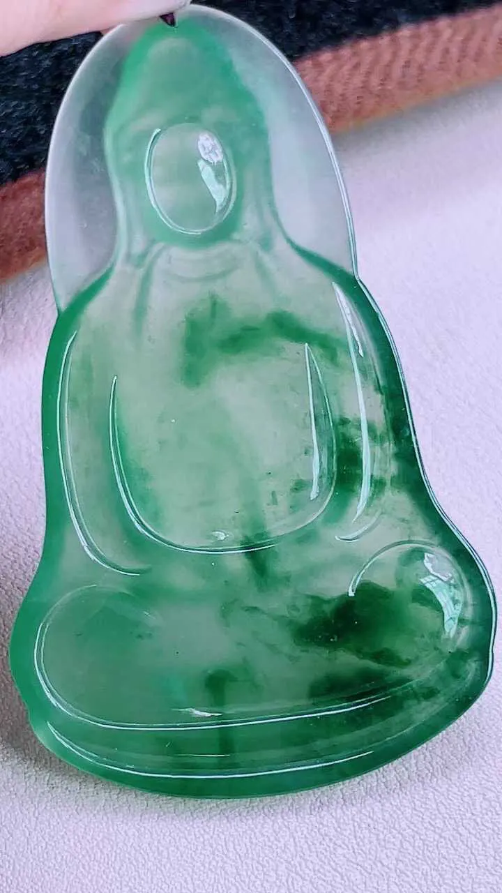 【翡翠名称】老坑种高冰飘花素衣观音吊坠挂件
【翡翠尺寸】65/39.5/5.3mm
【翡翠描述】缅甸天然翡翠A货，种老水足，玉质细腻，色泽靓丽，性价比高，佩戴效果好！