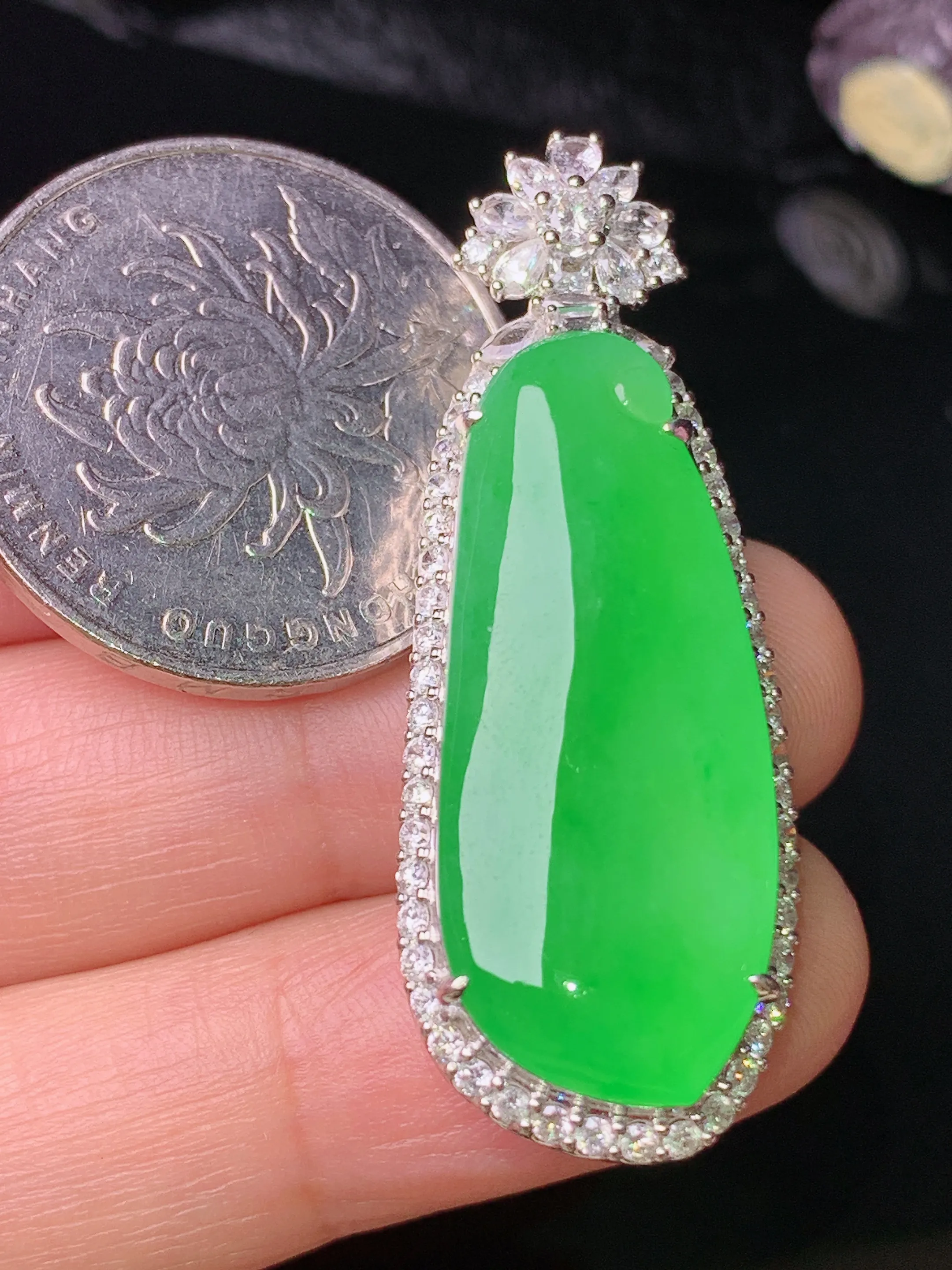 18k金钻镶嵌满绿福瓜吊坠 玉质细腻 色泽清新艳丽 整体尺寸42.6*15.6*11