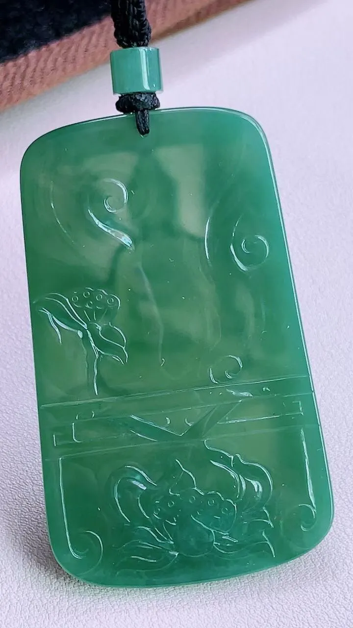 【翡翠名称】老坑种冰晴绿虚空藏菩萨吊坠挂件
【翡翠尺寸】68.2/41.5/5mm
【翡翠描述】缅甸天然翡翠A货，种老水足，玉质细腻，色泽靓丽，性价比高，佩戴效果好！