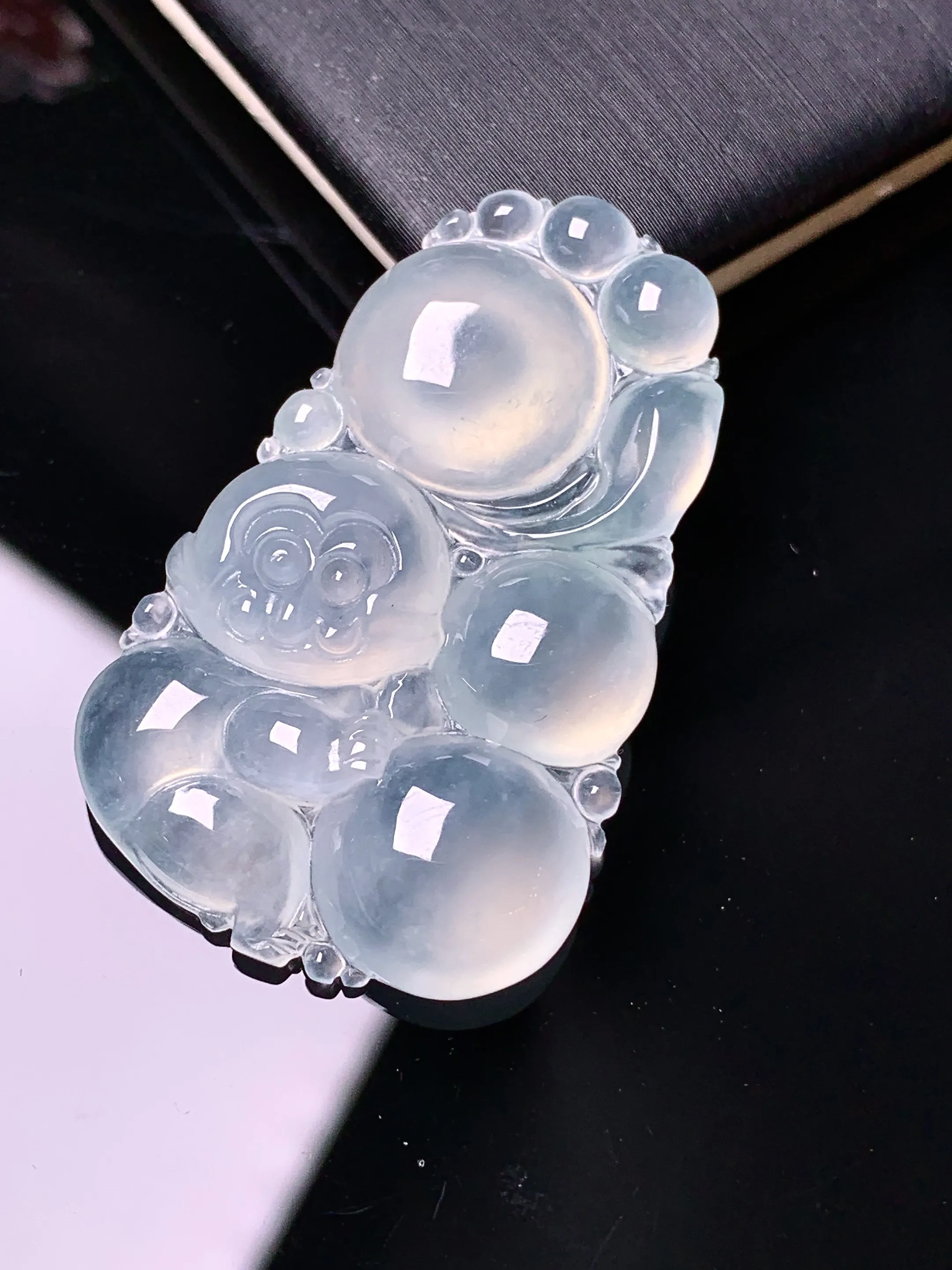 冰种灵猴献寿吊坠 玉质细腻 色泽清新艳丽 整体尺寸36.2*22.6*6