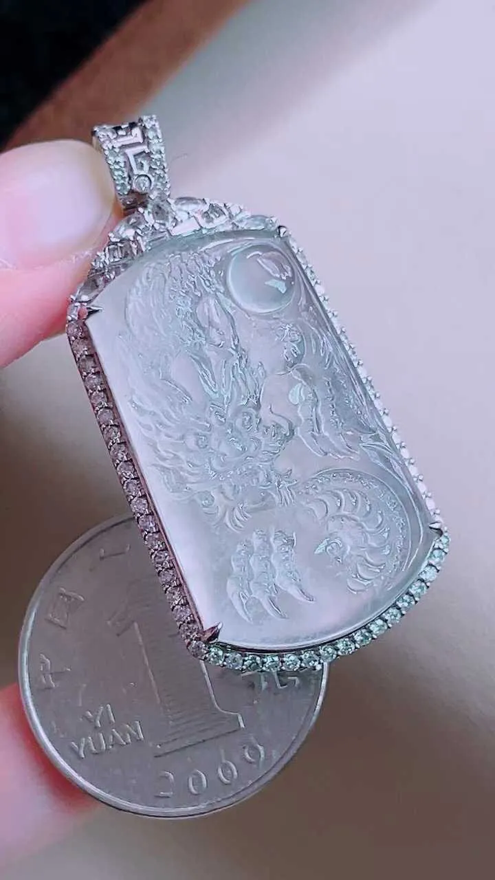 【翡翠名称】老坑种18K镶高冰龙牌吊坠
【翡翠尺寸】含金44/21.4/9.6mm
【翡翠描述】缅甸天然翡翠A货，种老水足，玉质细腻，色泽靓丽，性价比高，佩戴效果好！