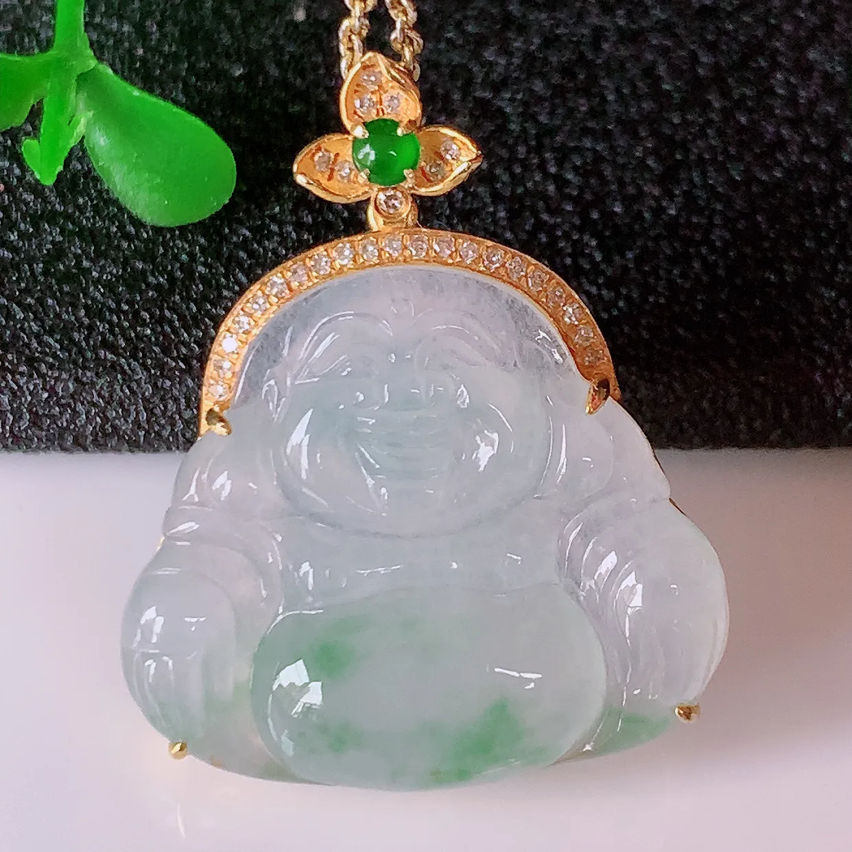 自然光实拍，18K金镶嵌冰种飘花翡翠佛公吊坠，冰透饱满， 佛公亦保平安，寓意有福（佛公）相伴，品相佳，配戴优雅迷人！#57.17整体27.5*22.5*6裸石22.5*19.5*