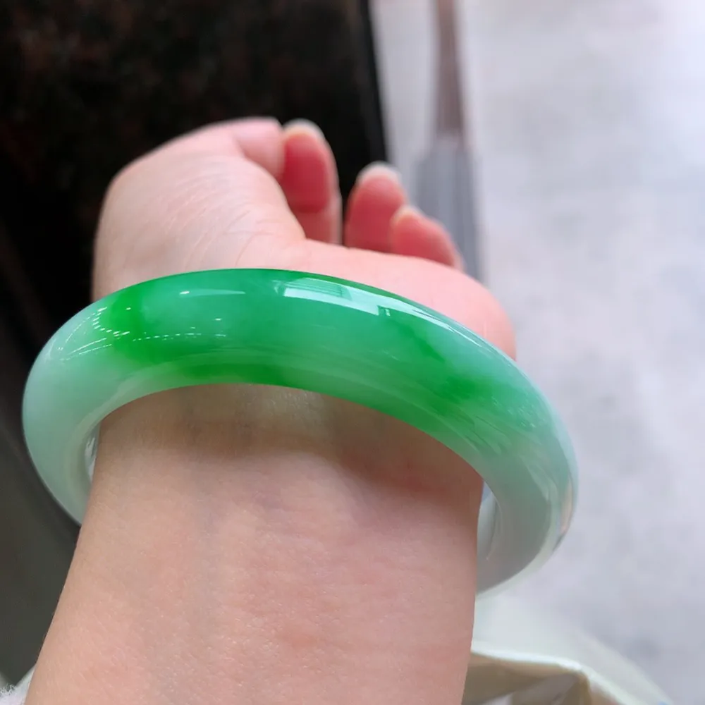 正圈一大节阳绿 无瑕 尺寸:56.9/12.7/10 色阳