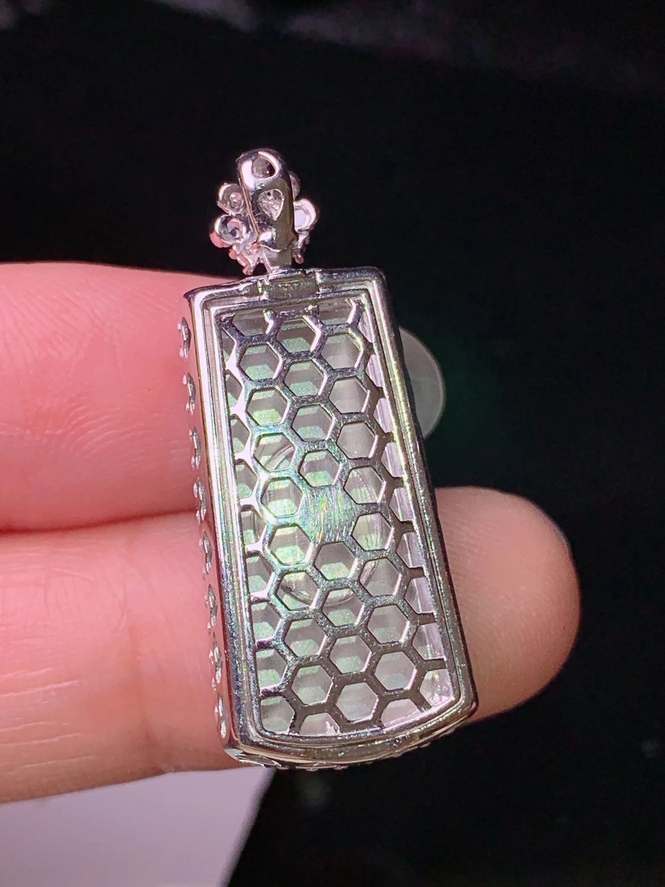 18k金钻镶嵌满绿无事牌吊坠 玉质细腻 色泽清新艳丽 整体尺寸31.5*13*7.6