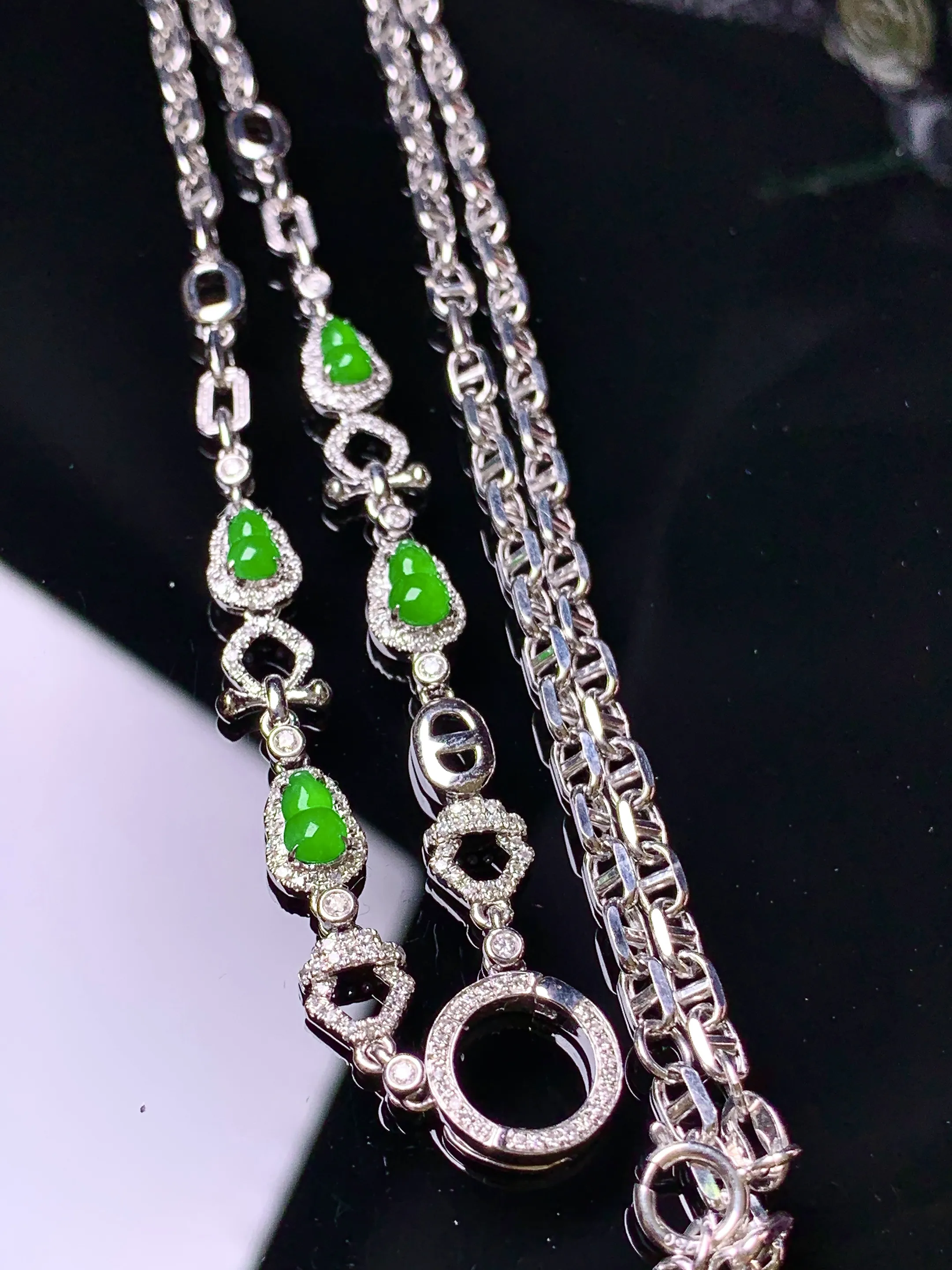 18k金钻镶嵌满绿葫芦项链 玉质细腻 色泽清新艳丽 整体尺寸49*9.8*3.8