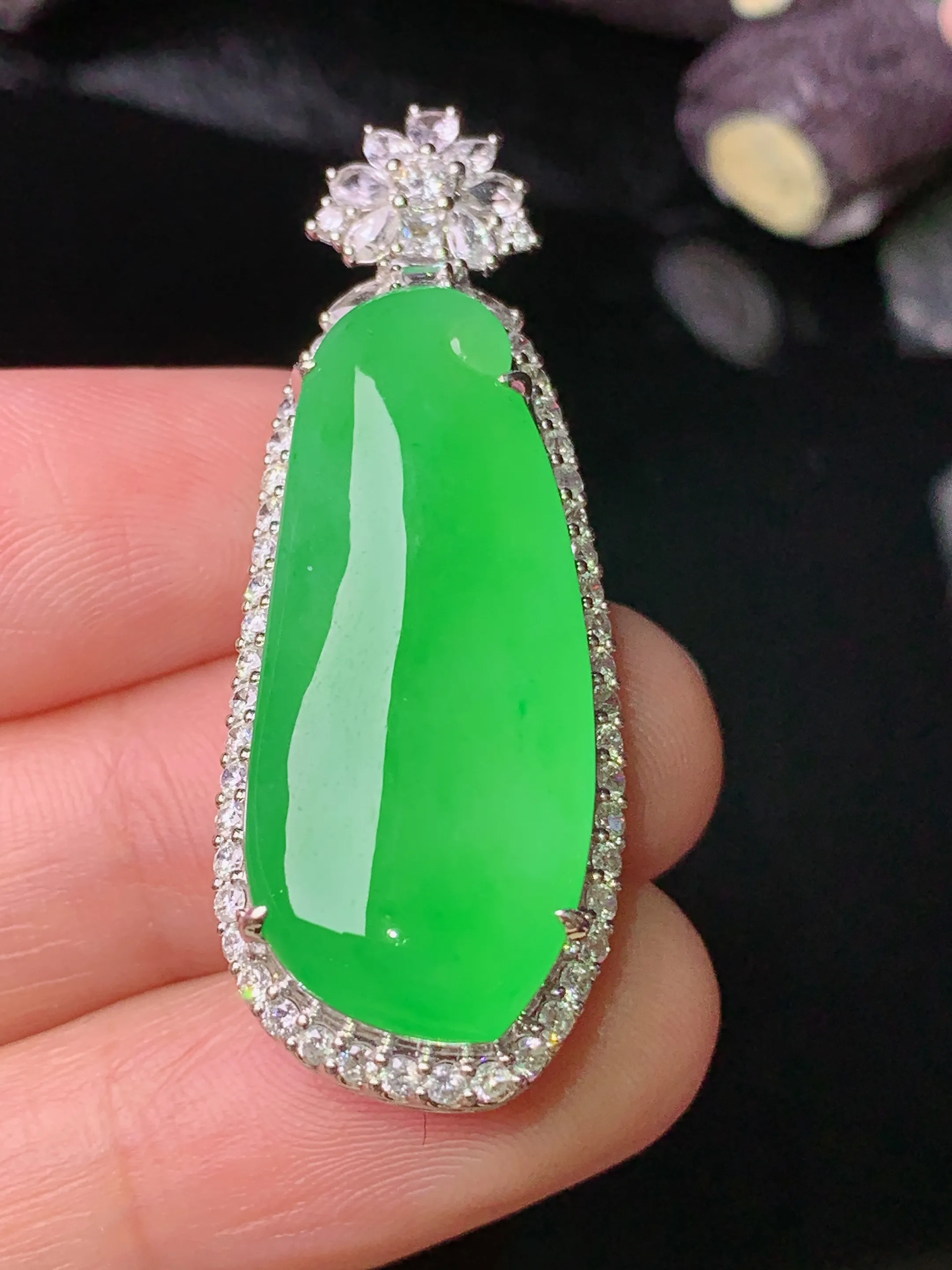 18k金钻镶嵌满绿福瓜吊坠 玉质细腻 色泽清新艳丽 整体尺寸42.6*15.6*11