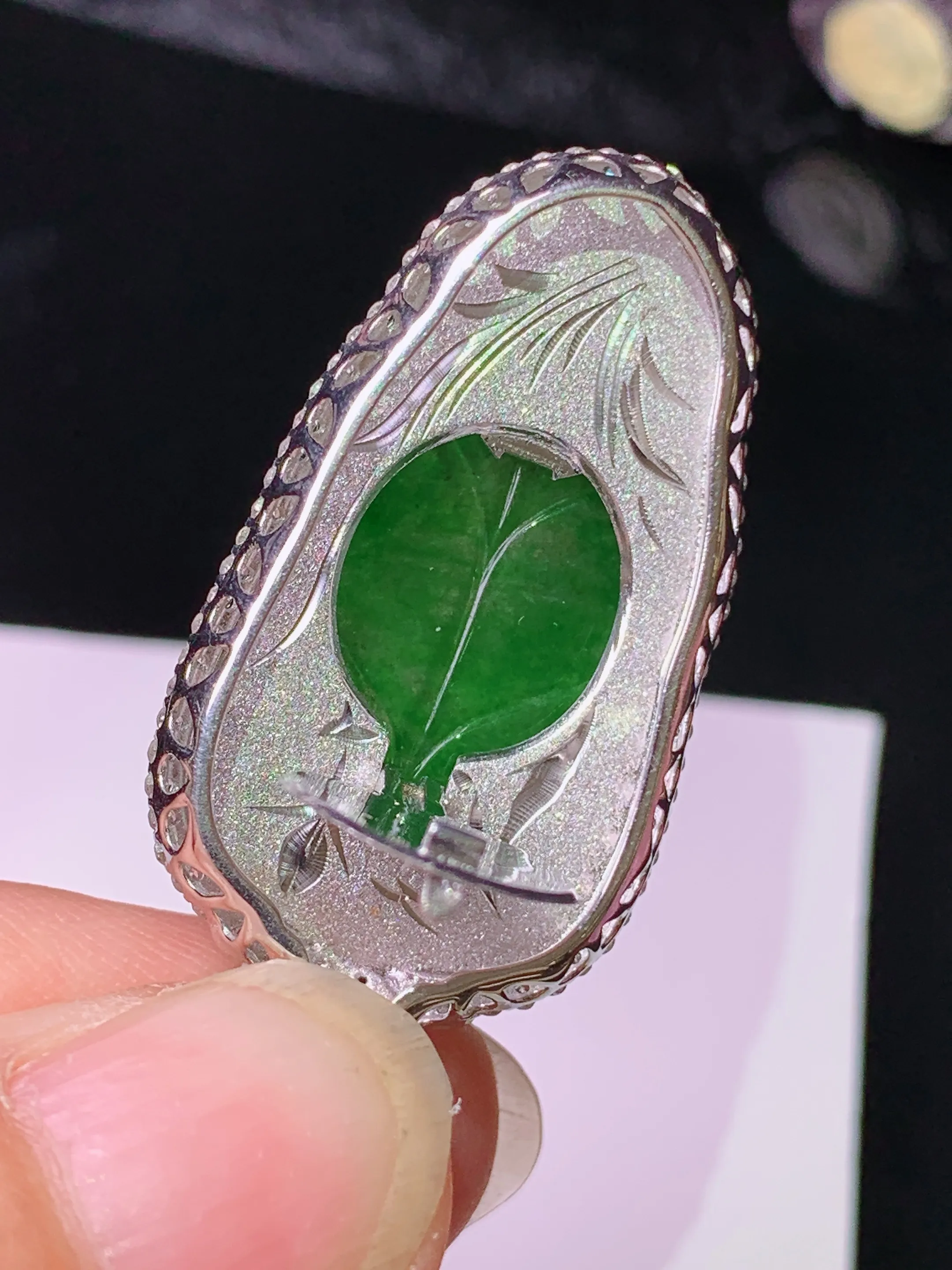 18k金钻镶嵌满绿树叶吊坠 玉质细腻 色泽清新艳丽 整体尺寸40.5*18.5*6.8