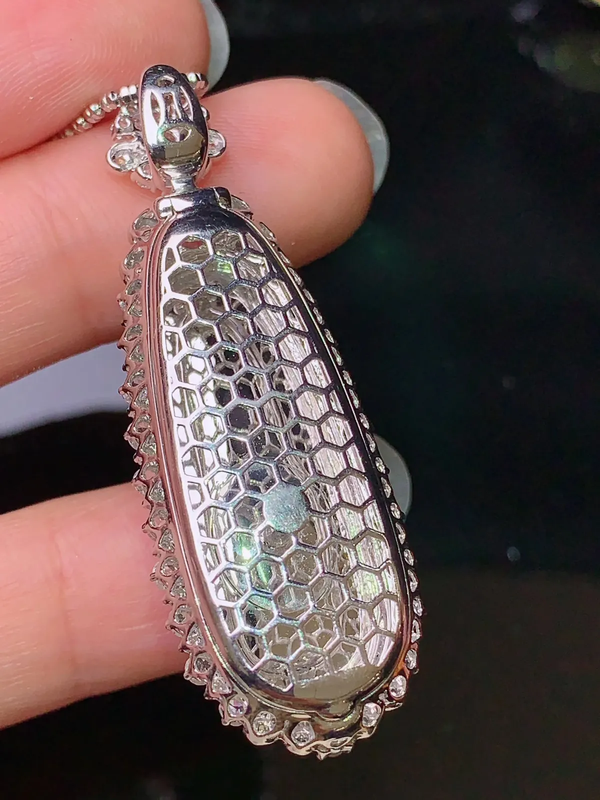 18k金钻镶嵌翠绿四季豆吊坠 玉质细腻 色泽清新艳丽  整体尺寸45.8*16.5*13