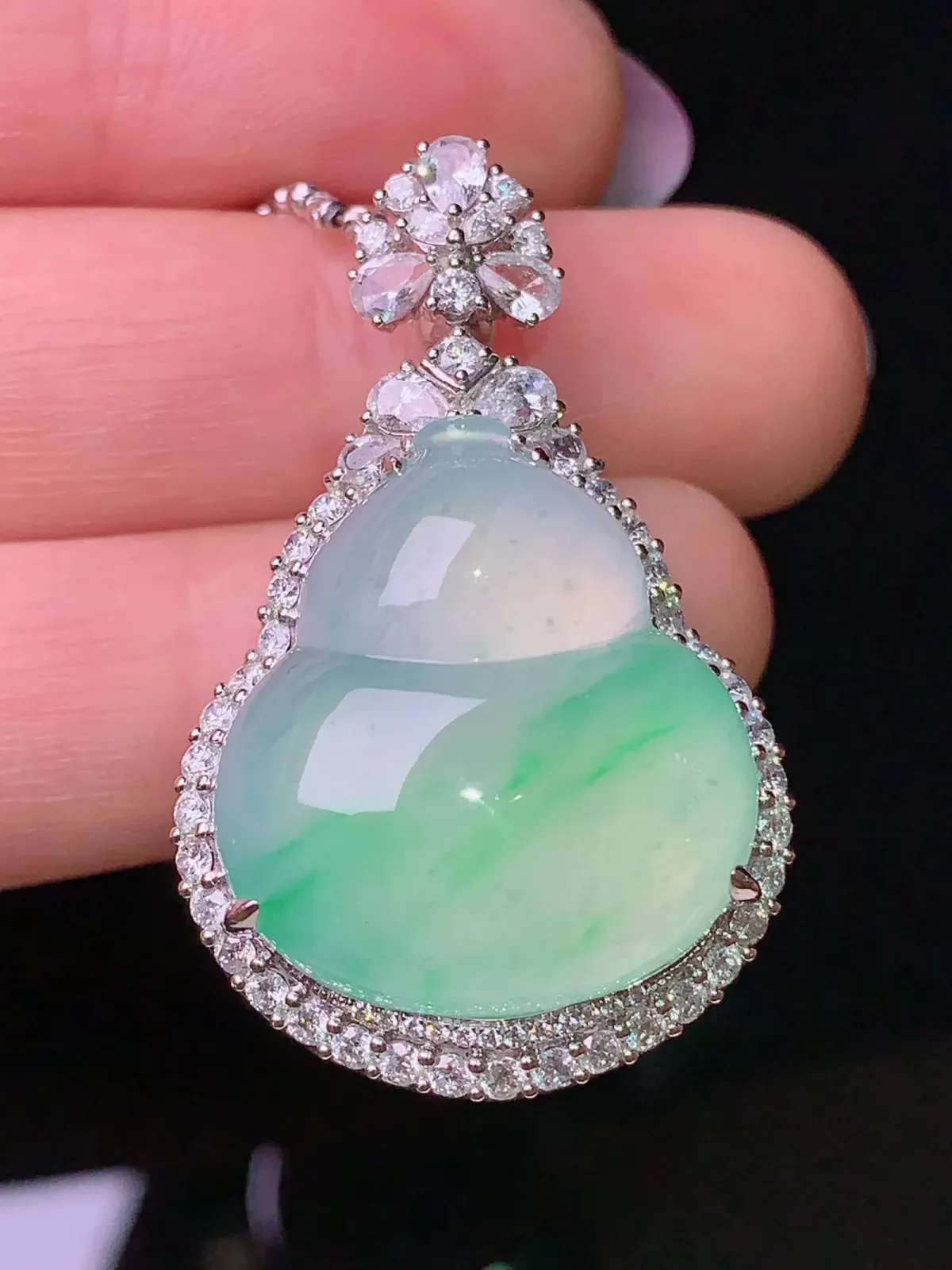 18k金钻镶嵌冰种飘绿葫芦吊坠 玉质细腻 色泽艳丽 整体尺寸36.5*23*14.2