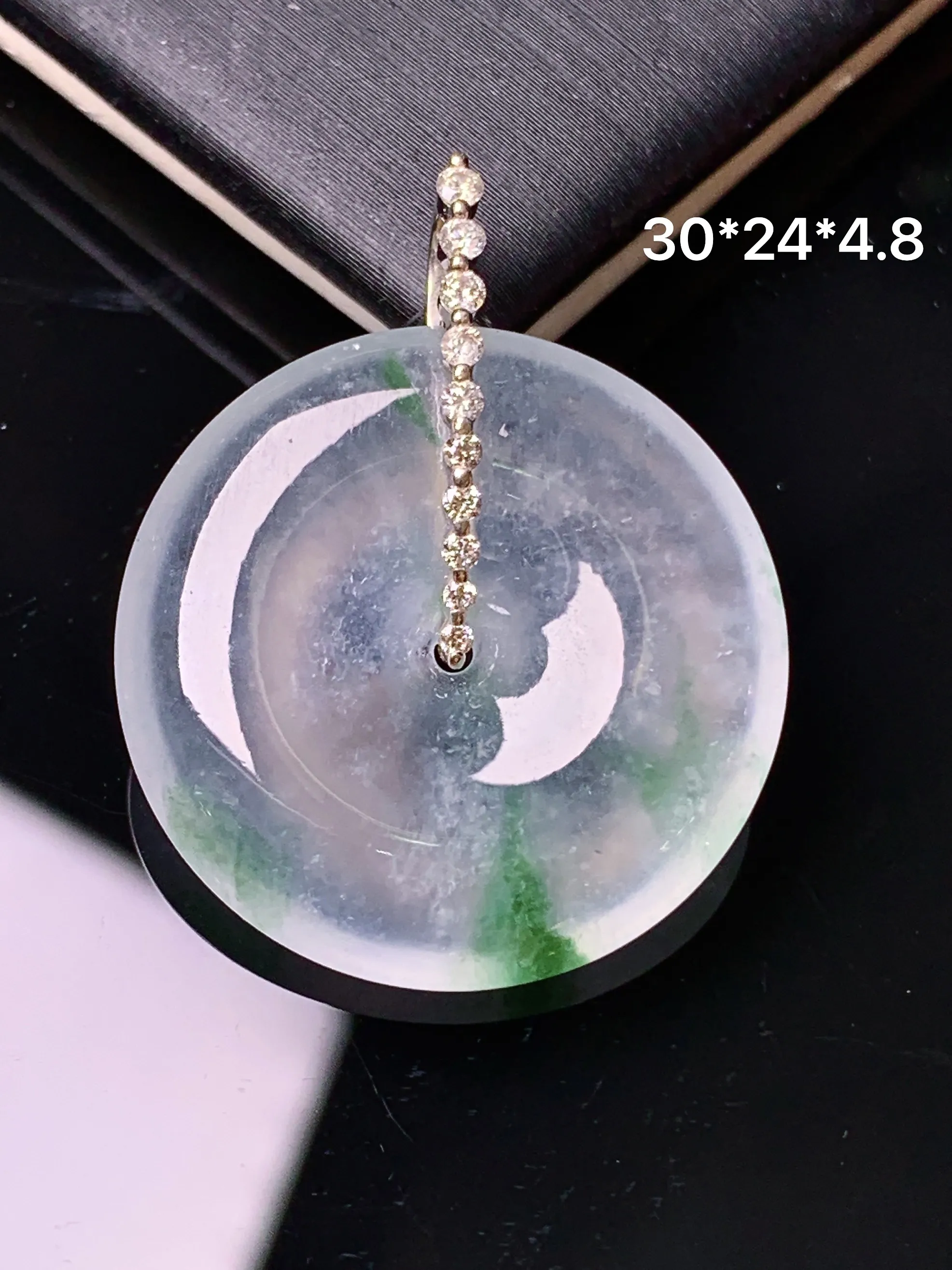 18k金钻镶嵌冰种飘绿平安扣吊坠 玉质细腻 色泽清新艳丽 整体尺寸30*24*4.8