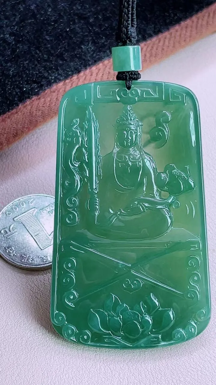 【翡翠名称】老坑种冰晴绿虚空藏菩萨吊坠挂件
【翡翠尺寸】68.2/41.5/5mm
【翡翠描述】缅甸天然翡翠A货，种老水足，玉质细腻，色泽靓丽，性价比高，佩戴效果好！