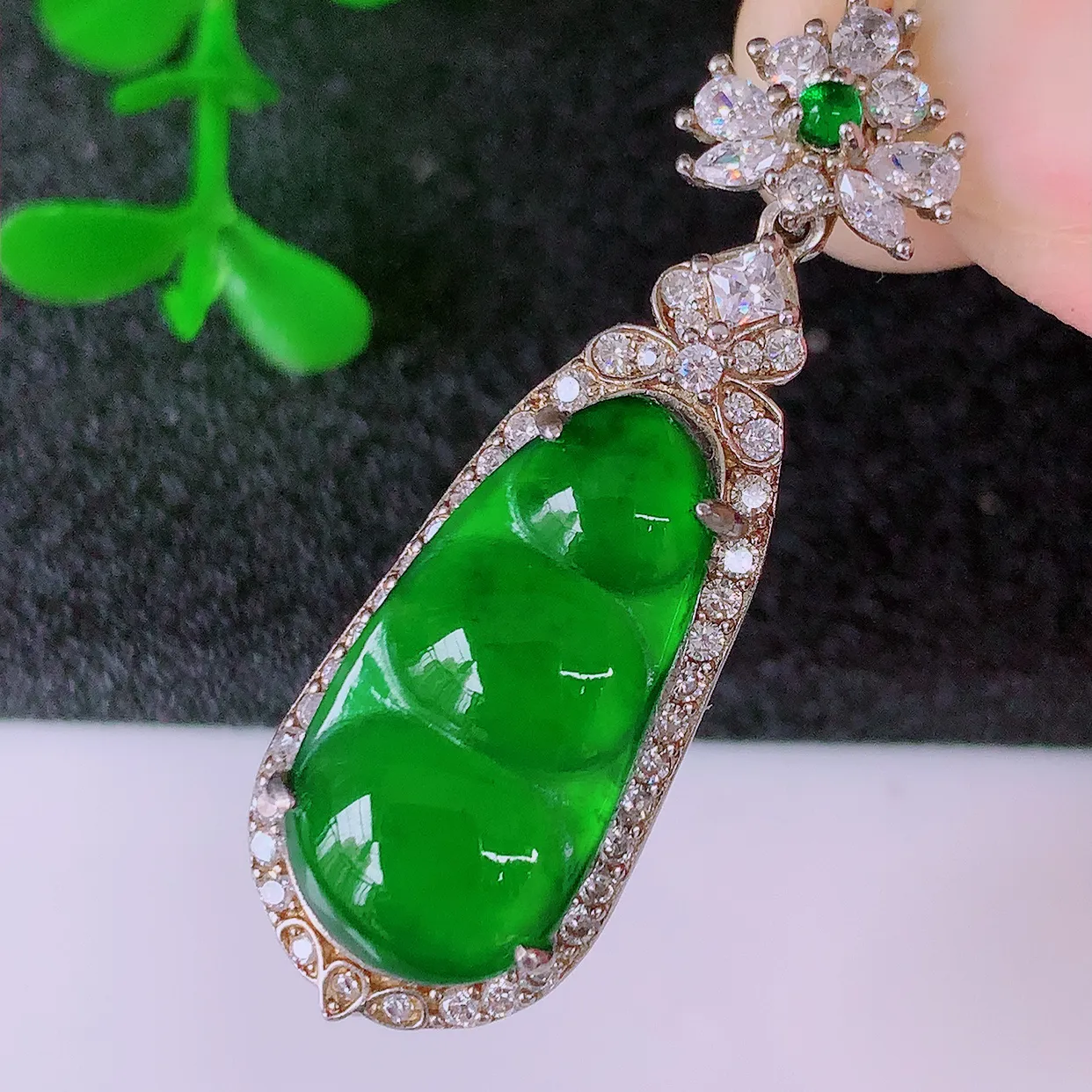 冰透满绿翡翠925银镶嵌福豆吊坠，自然光实拍，翠色灵动，颜色漂亮，种老水足，品相佳，佩戴佳品！#97.17整体37.5*12*7.5 裸石19.5*9.5