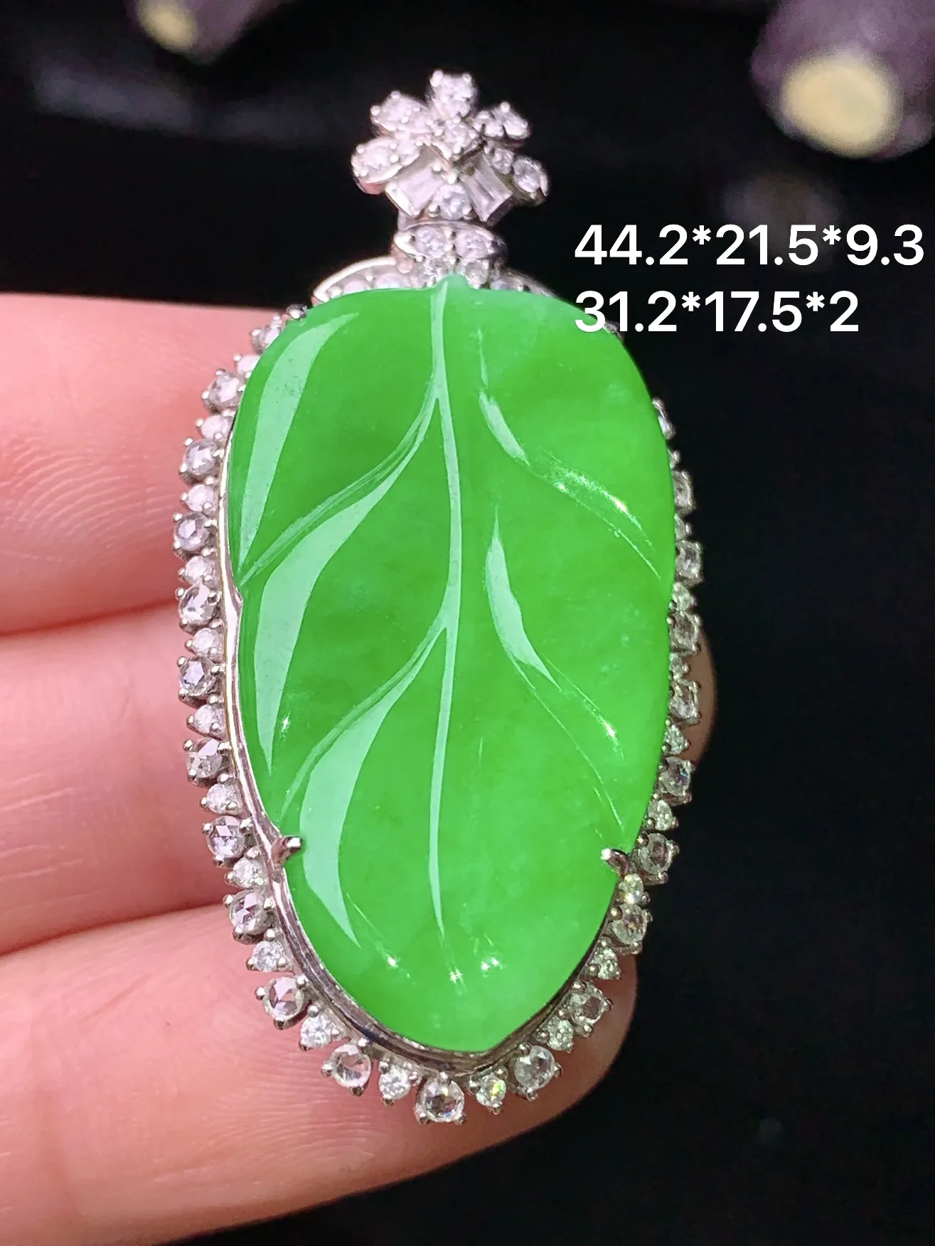 18k金钻镶嵌满绿树叶吊坠 玉质细腻 色泽清新 艳丽 整体尺寸44.2*21.5*9.3