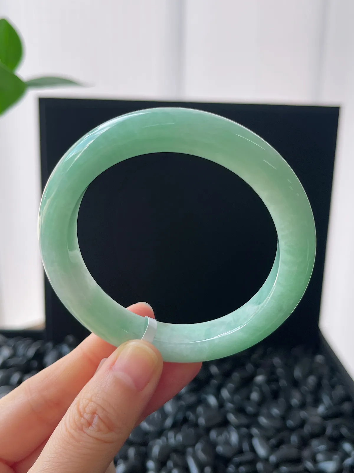 正圈54.5圈口，翡翠糯化种淡绿色手镯