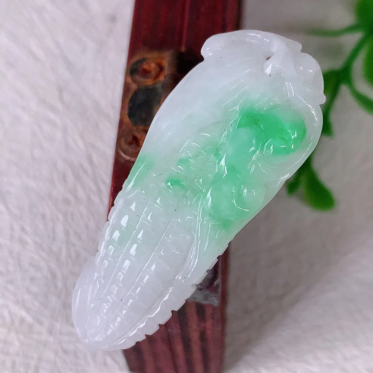 自然光实拍，多子多福玉米飘绿翡翠吊坠，种老水足，雕工精湛 ，寓意美好，佩戴时尚出众！#57.17