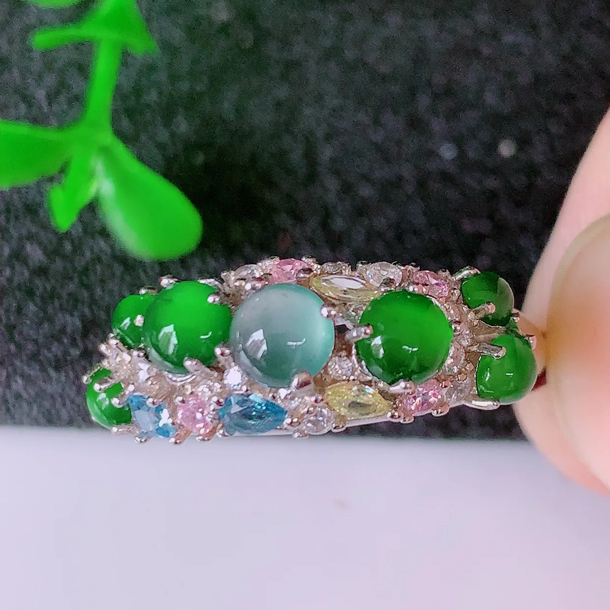 冰透满绿翡翠925银镶嵌戒面，自然光实拍，翠色灵动，颜色漂亮，种老水足，品相佳，佩戴佳品！#97.17（圈口可调大小）整体23.5-17.5-5.2裸石4.2-4.2