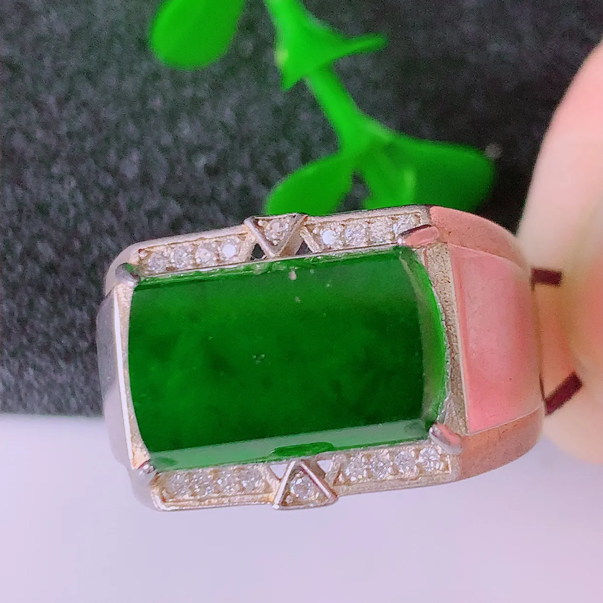 冰透满绿翡翠925银镶嵌马鞍戒指，自然光实拍，翠色灵动，颜色漂亮，种老水足，品相佳，佩戴佳品！#97.17（圈口可调大小）整体25.5*18.8*6.2裸石13.5*8.8