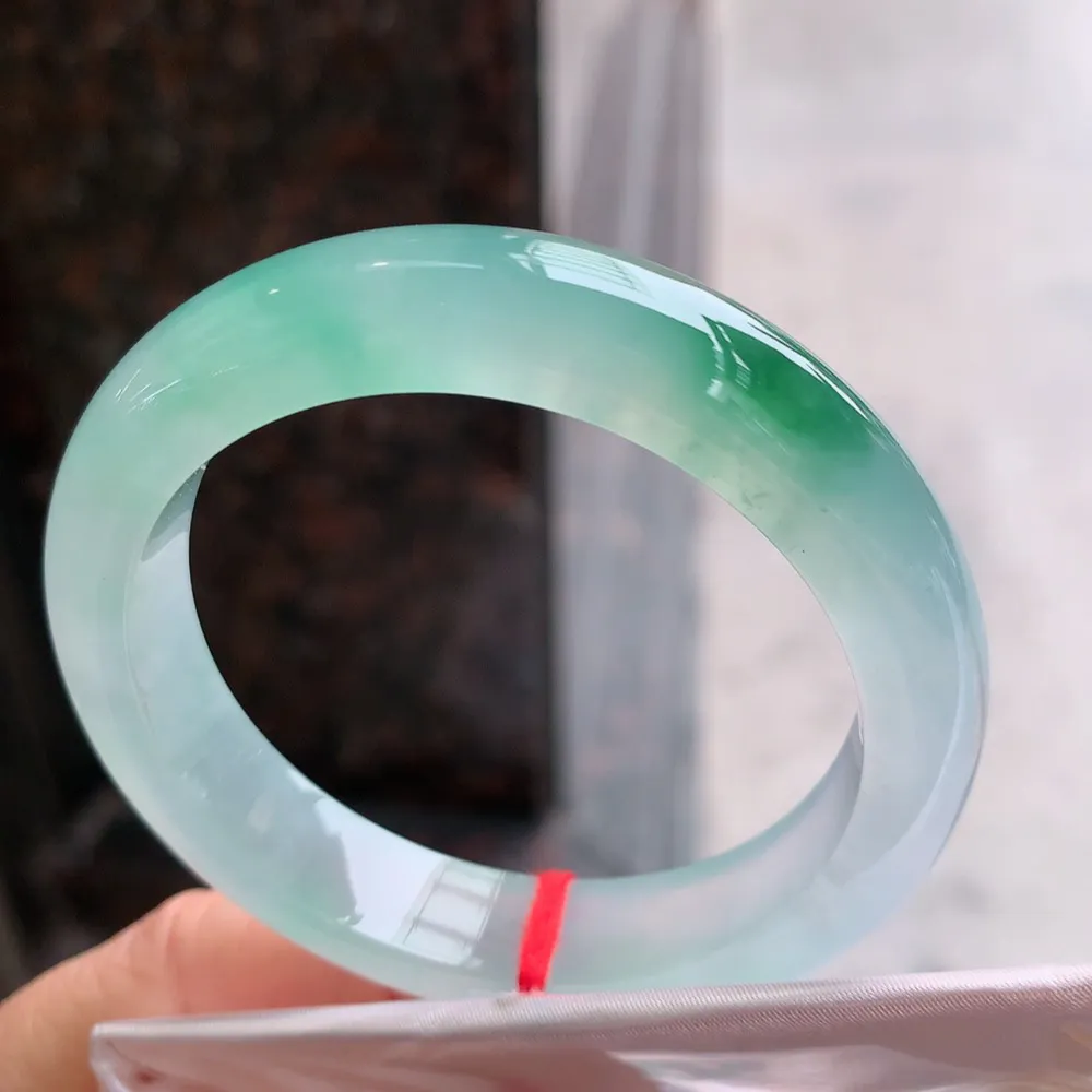 正圈冰玻绿 微棉絮不影响 无纹裂 尺寸:51.1/11.7/8.2 种色俱佳 