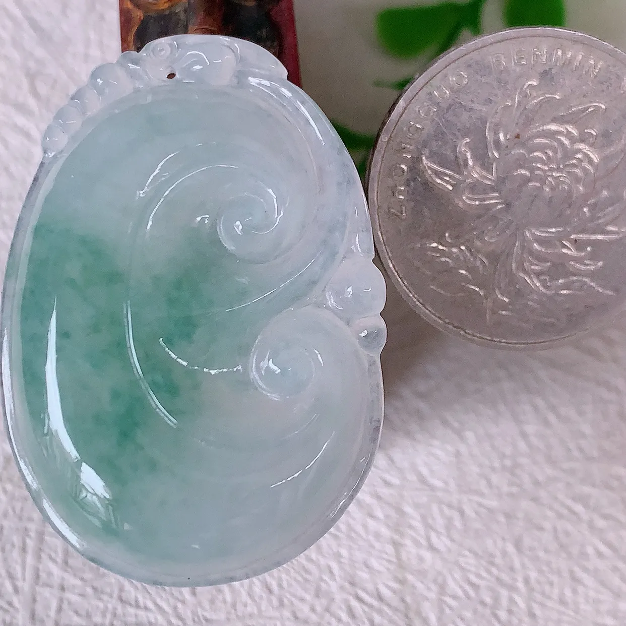 自然光实拍，冰飘花翡翠如意吊坠，冰透，翠色灵动，饱满，万事如意，如意一生，配戴精美！#57.17