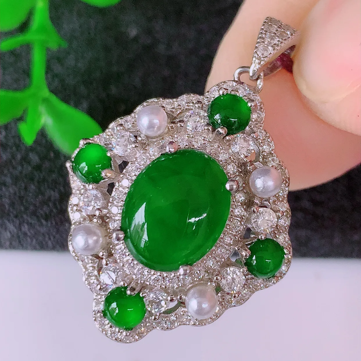 冰透满绿翡翠925银镶嵌吊坠，自然光实拍，翠色灵动，颜色漂亮，种老水足，品相佳，佩戴佳品！#97.17整体29.5*20.5*9裸石 10*8