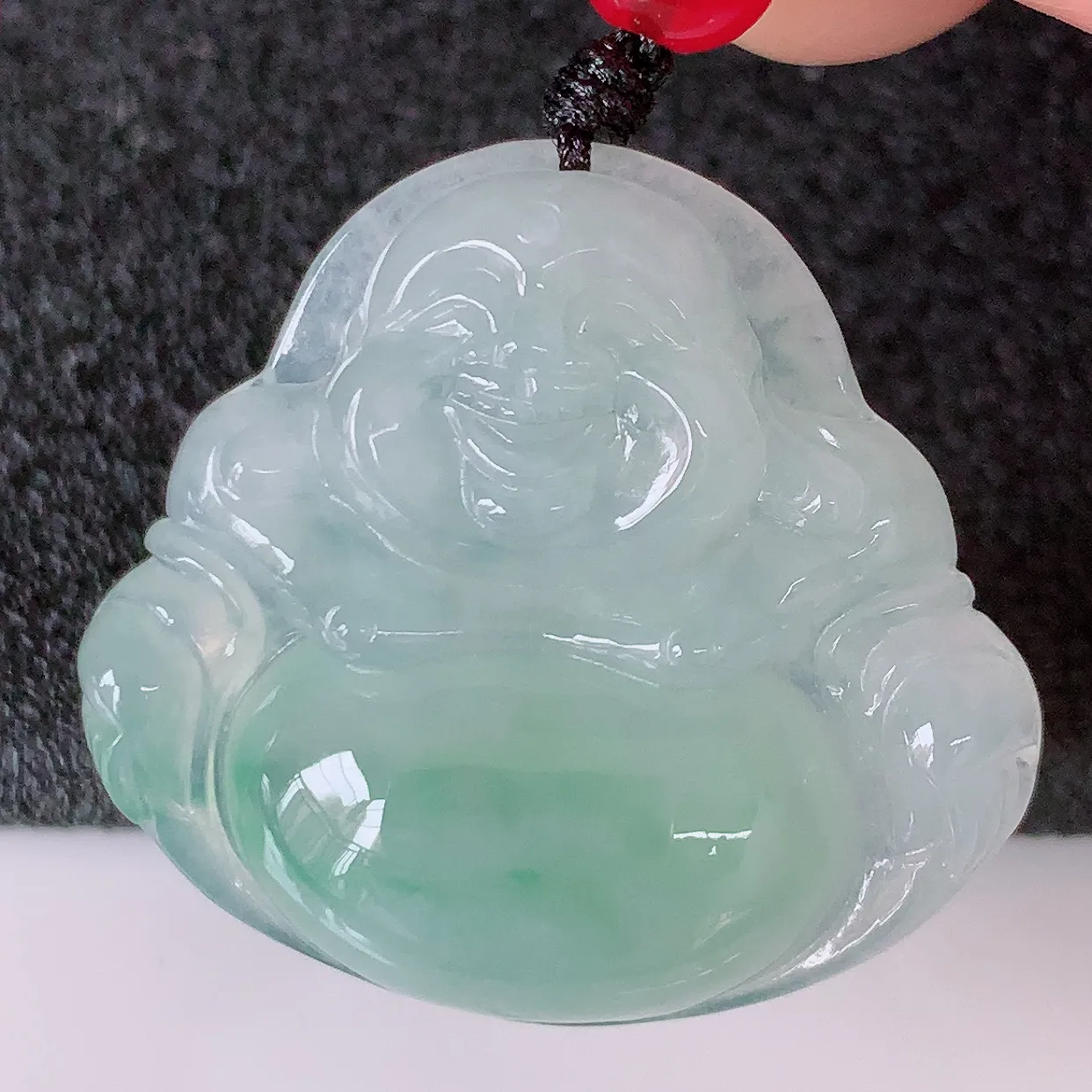 自然光实拍，冰种飘花翡翠佛公，水灵起胶，翠色迷人，佛公在心中，一生平安，饱满圆润，开怀大笑佛公，配戴灵气十足！#46.17