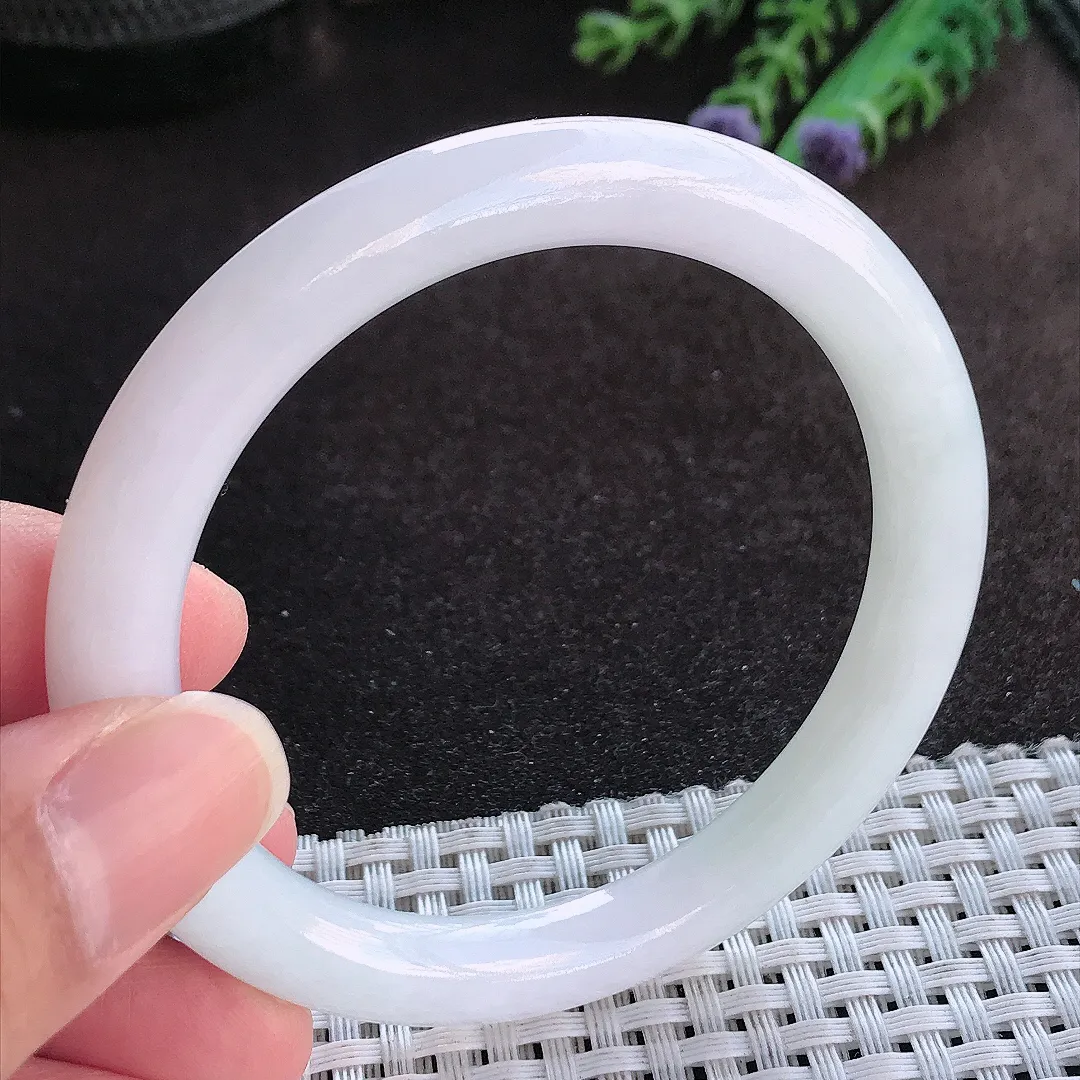 天然a货翡翠55.5/8.2/8.5老坑秀气温润白月光圆条手镯玉手镯