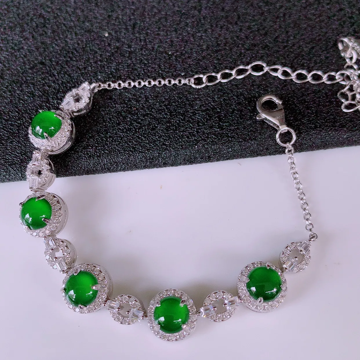 冰透满绿翡翠925银镶嵌手链，自然光实拍，翠色灵动，颜色漂亮，种老水足，品相佳，佩戴佳品！#97.17取一整体8*8*5.8裸石5.5*5.5