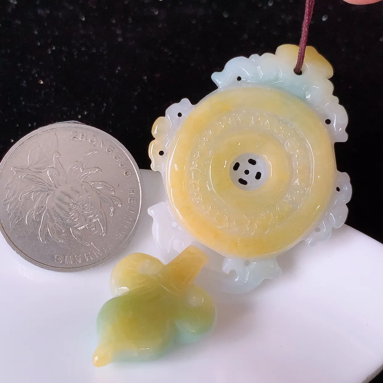 自然光实拍，冰润黄加绿翡翠时来运转吊坠，种老水足，雕工精湛 ，寓意美好，佩戴时尚出众！#60.17