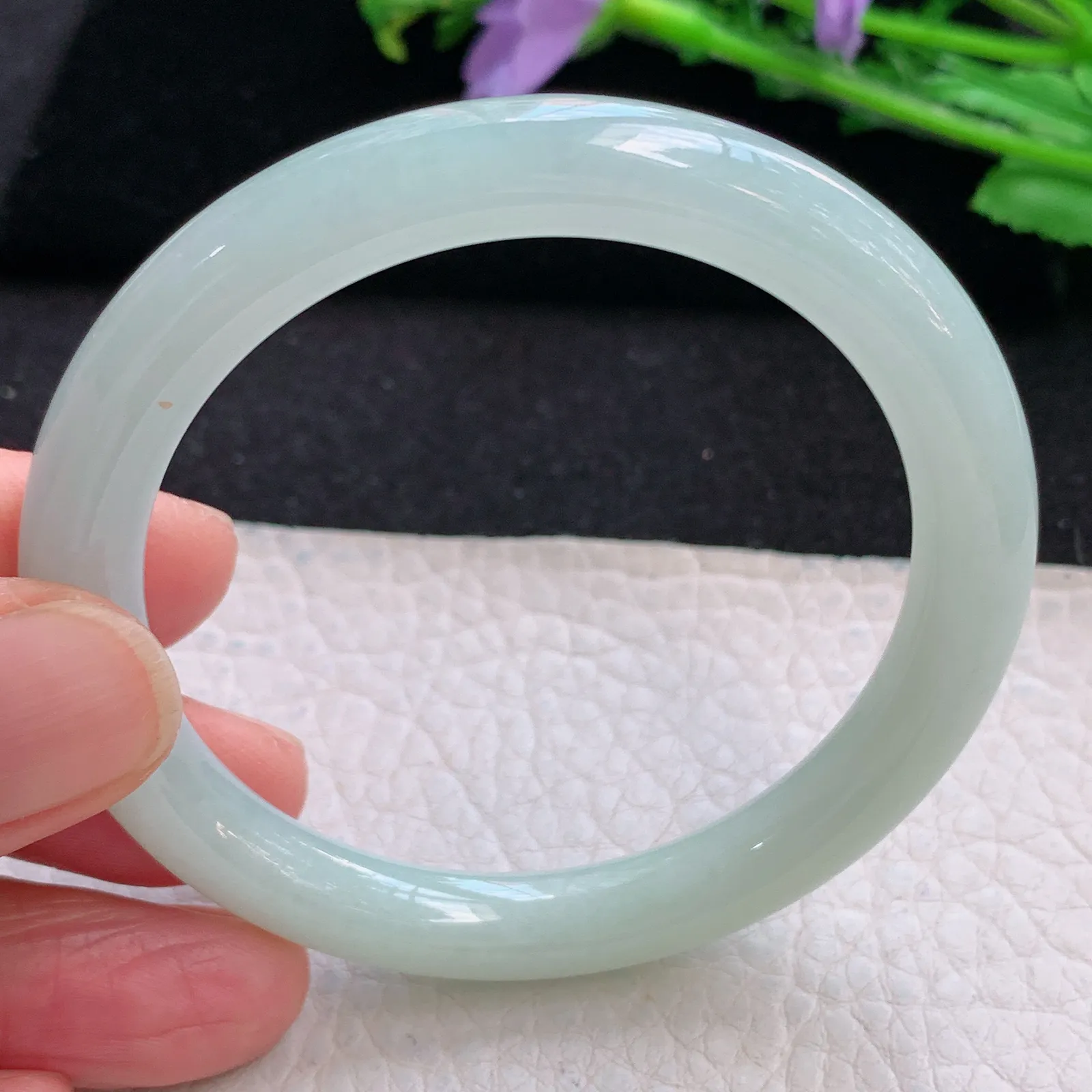 n小圈口52*8叮当镯 天然缅甸翡翠浅绿清爽水灵圆条玉手镯 美人镯