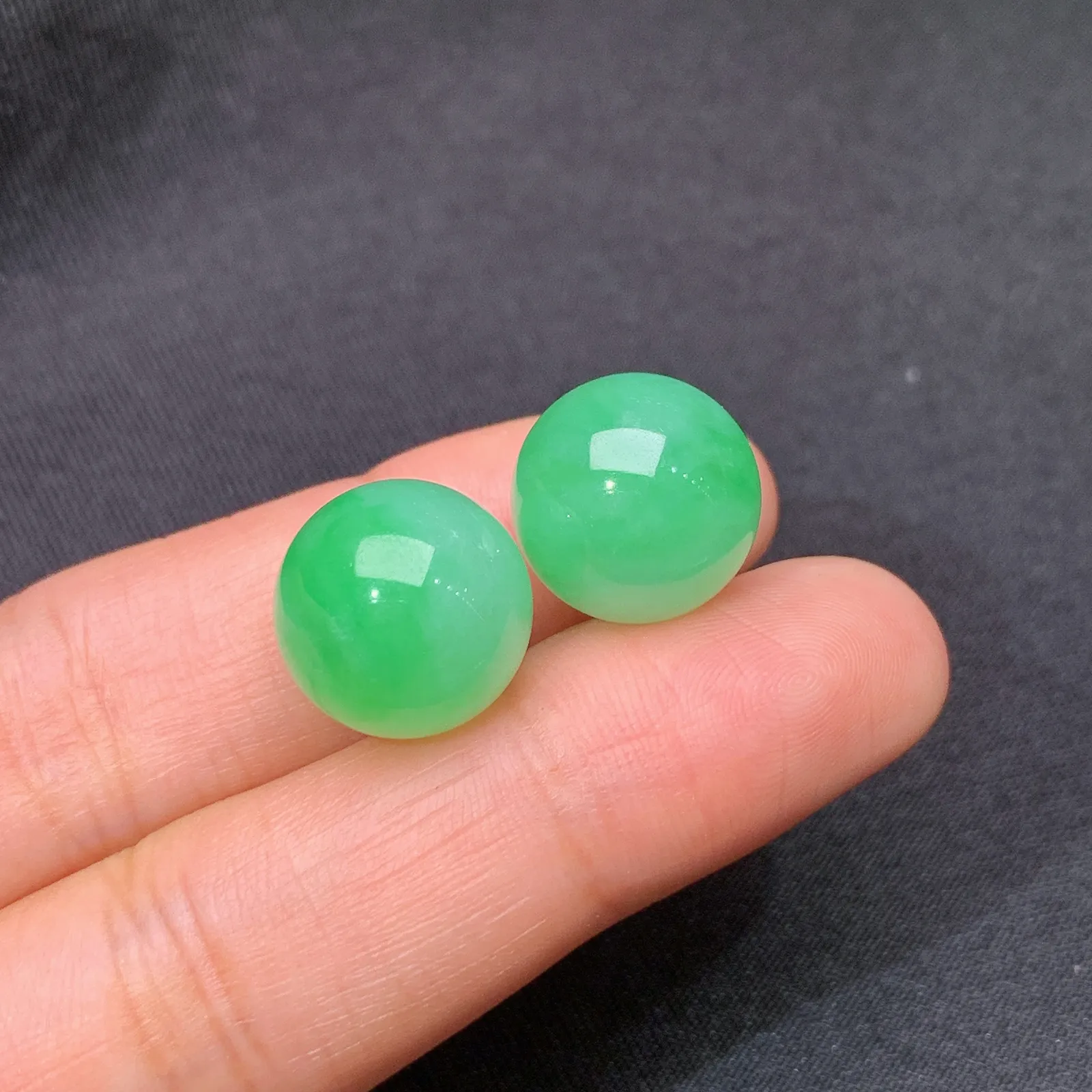 飘绿圆珠一对，镶嵌佳品，冰润色阳，玉质细腻，种水足 直径12.6