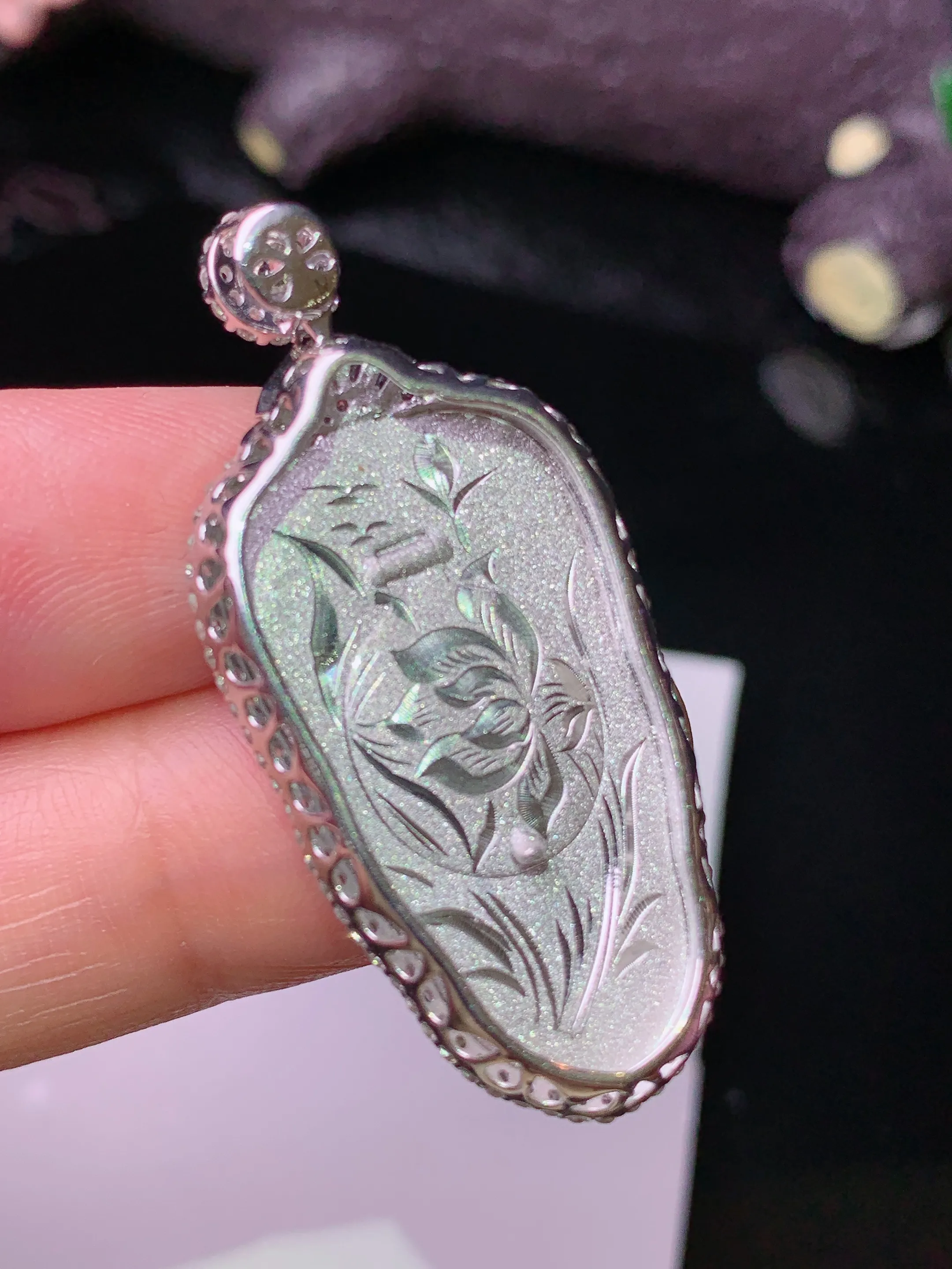 18k金钻镶嵌满绿树叶吊坠 玉质细腻 色泽清新艳丽 整体尺寸40.5*18.5*6.8