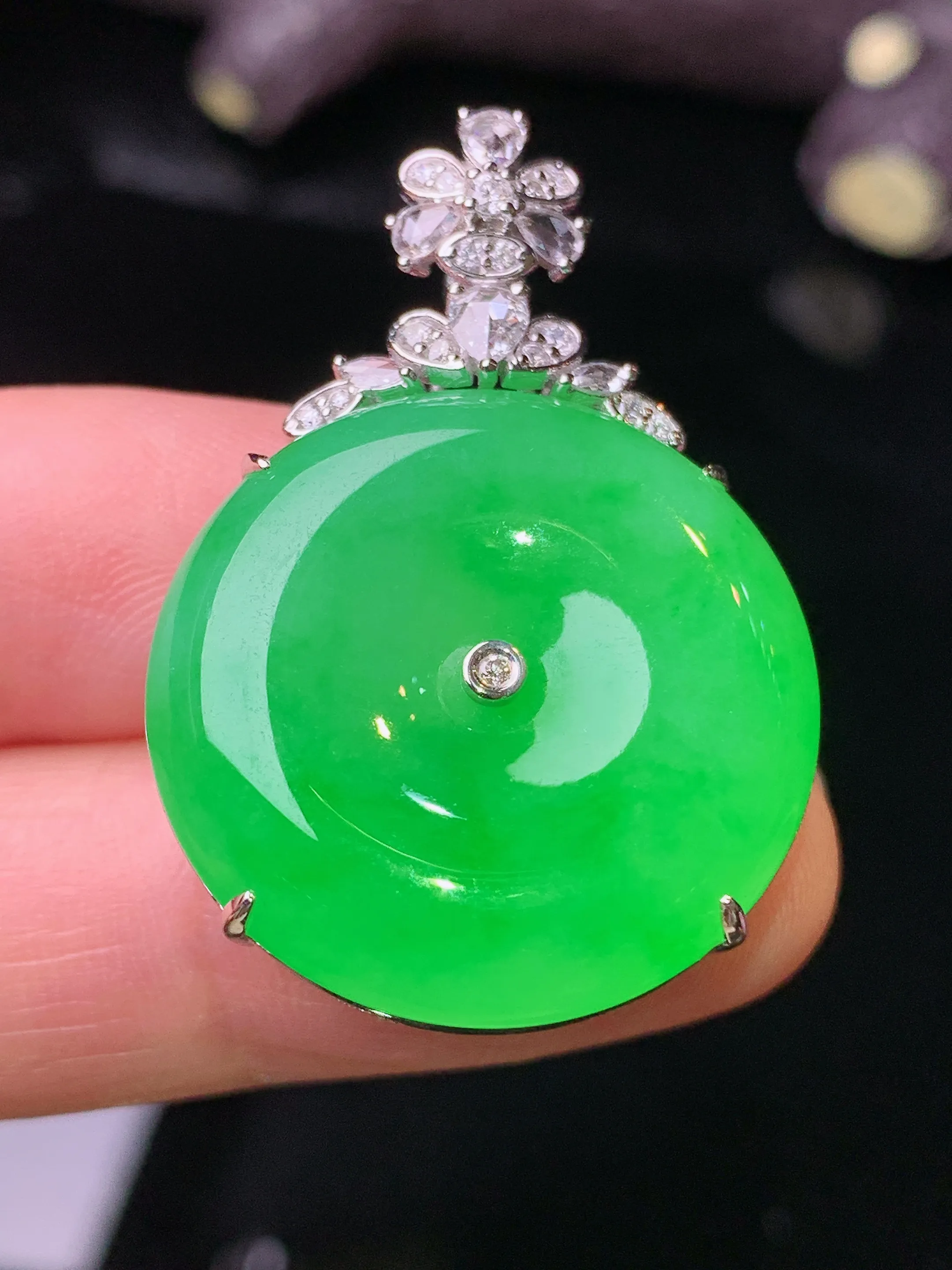 18k金钻镶嵌翠绿平安扣吊坠 玉质细腻 色泽清新艳丽 整体尺寸36*24.2*9.5