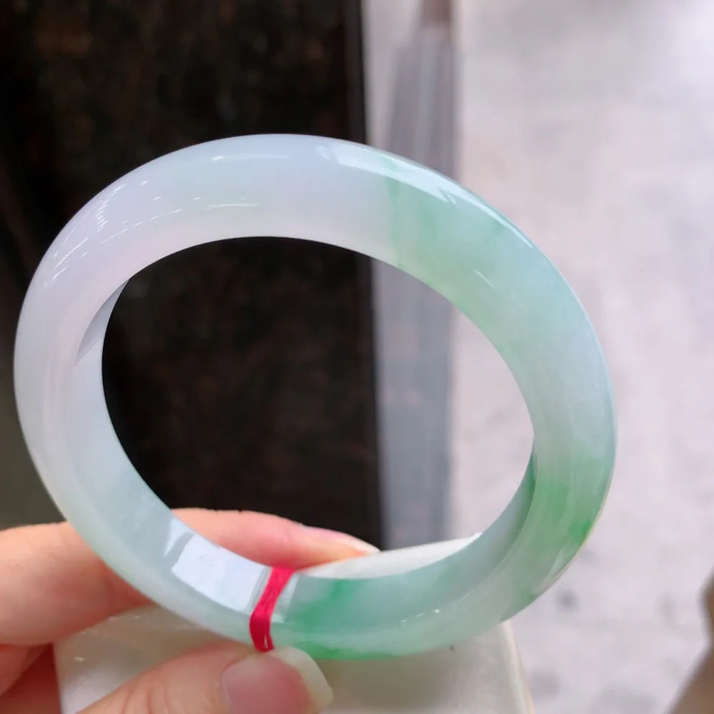 正圈高冰阳绿 无瑕 尺寸:61.2/11.8/9.7 种色兼备 大圈口