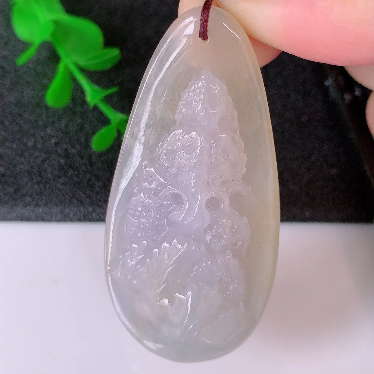 自然光实拍，冰黄翡翡翠山水牌吊坠，翡翠山水，立体生动形象，山水素材布局合理，意境感佳，佩戴上身效果更高贵 #60.17