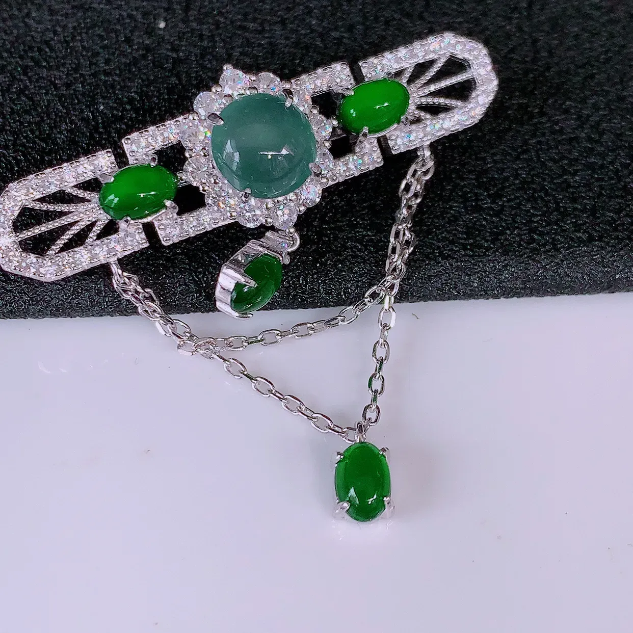 冰透满绿翡翠925银镶嵌胸针，自然光实拍，翠色灵动，颜色漂亮，种老水足，品相佳，佩戴佳品！#97.17整体42.5*38-12取一 裸石7.5*7.5