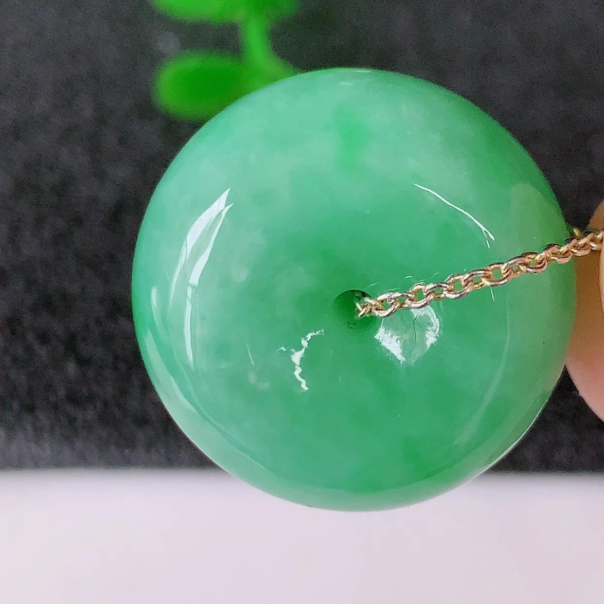 自然光实拍，冰润飘绿翡翠平安扣吊坠，形体饱满圆润，平安扣肥嘟嘟的，平平安安，种水很好，配戴精美！#0