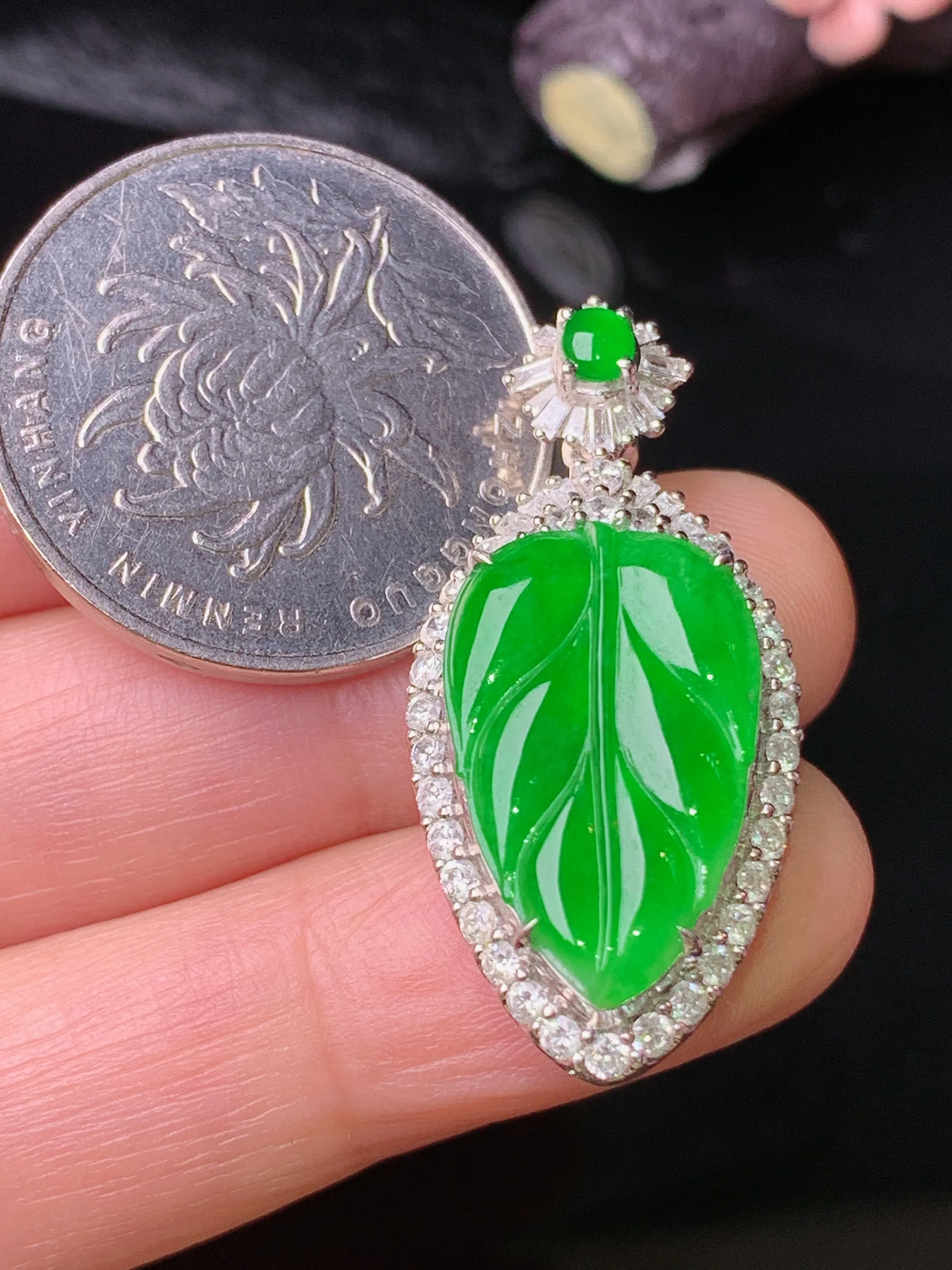 18k金钻镶嵌满绿树叶吊坠 玉质细腻 色泽清新艳丽 整体尺寸34.2*16*9