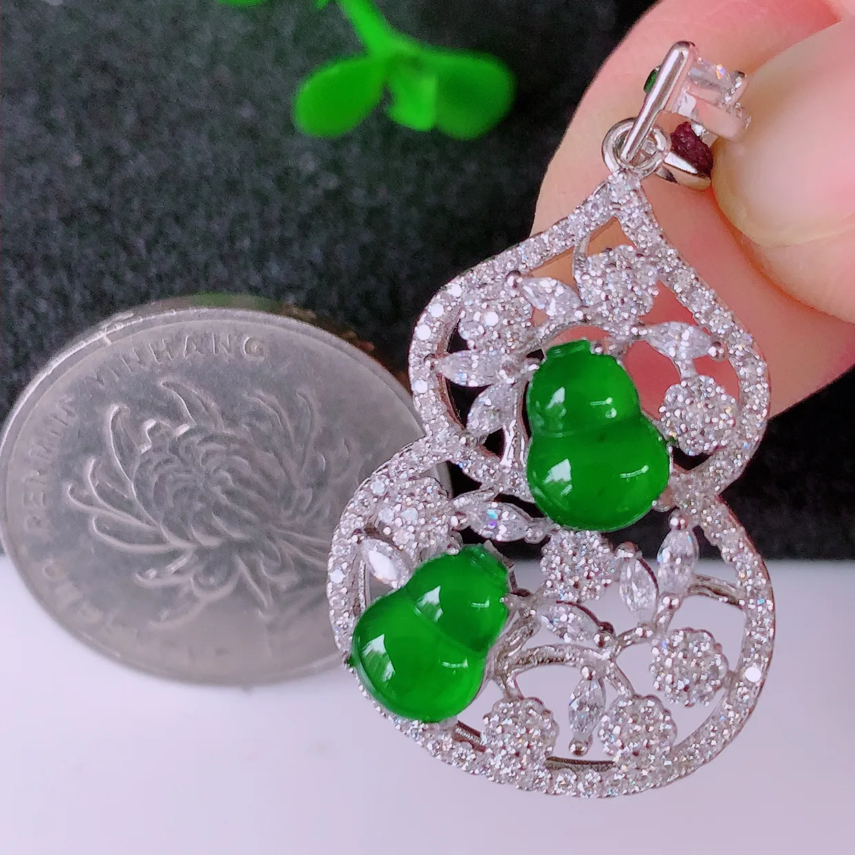 冰透满绿翡翠925银镶嵌葫芦吊坠，自然光实拍，翠色灵动，颜色漂亮，种老水足，品相佳，佩戴佳品！#97.17整体34.5*20*7.2 裸石7.8*5.8