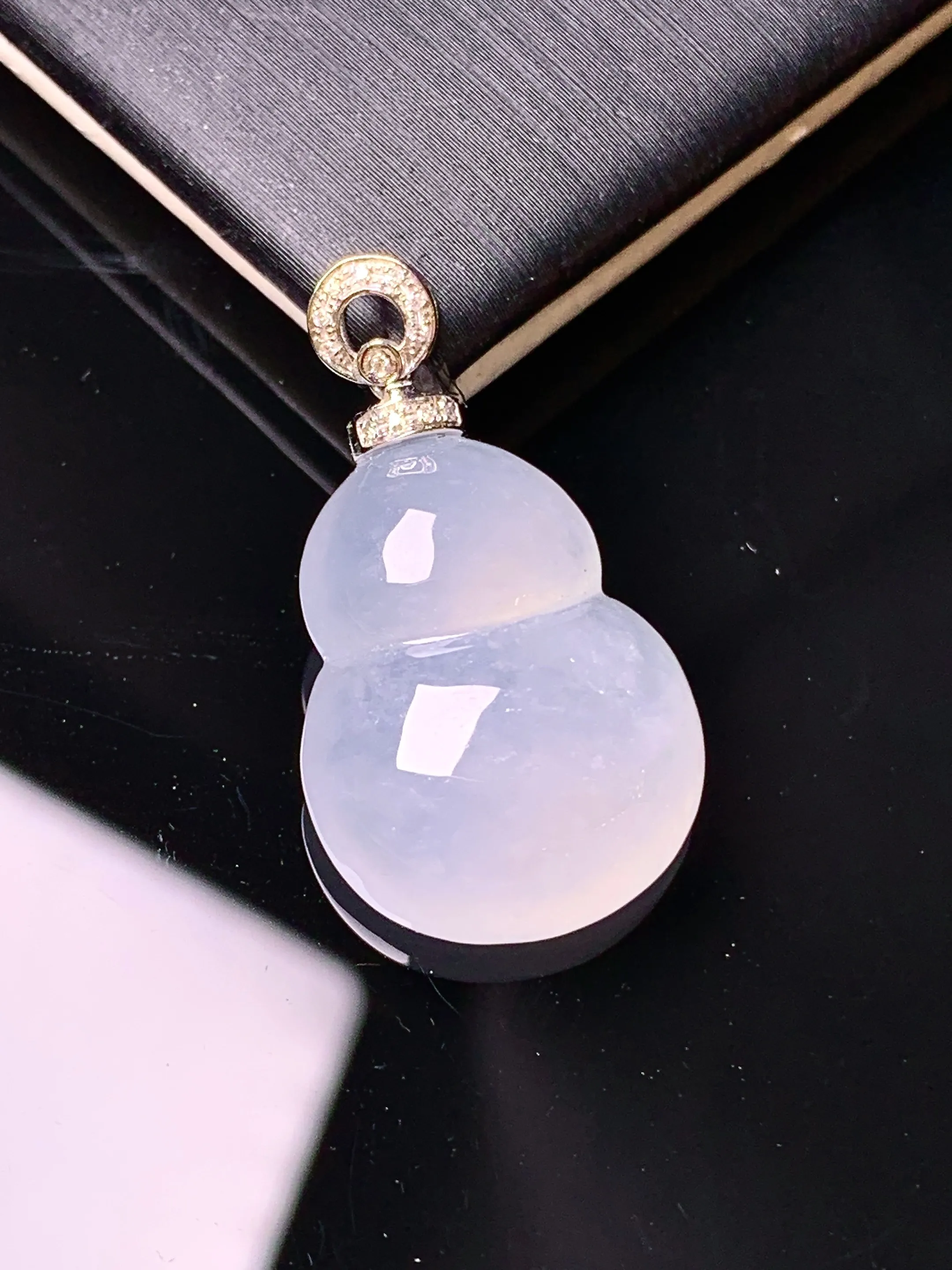 18k金钻镶嵌冰种葫芦吊坠 玉质细腻 色泽清新艳丽 整体尺寸27.5*15.5*7