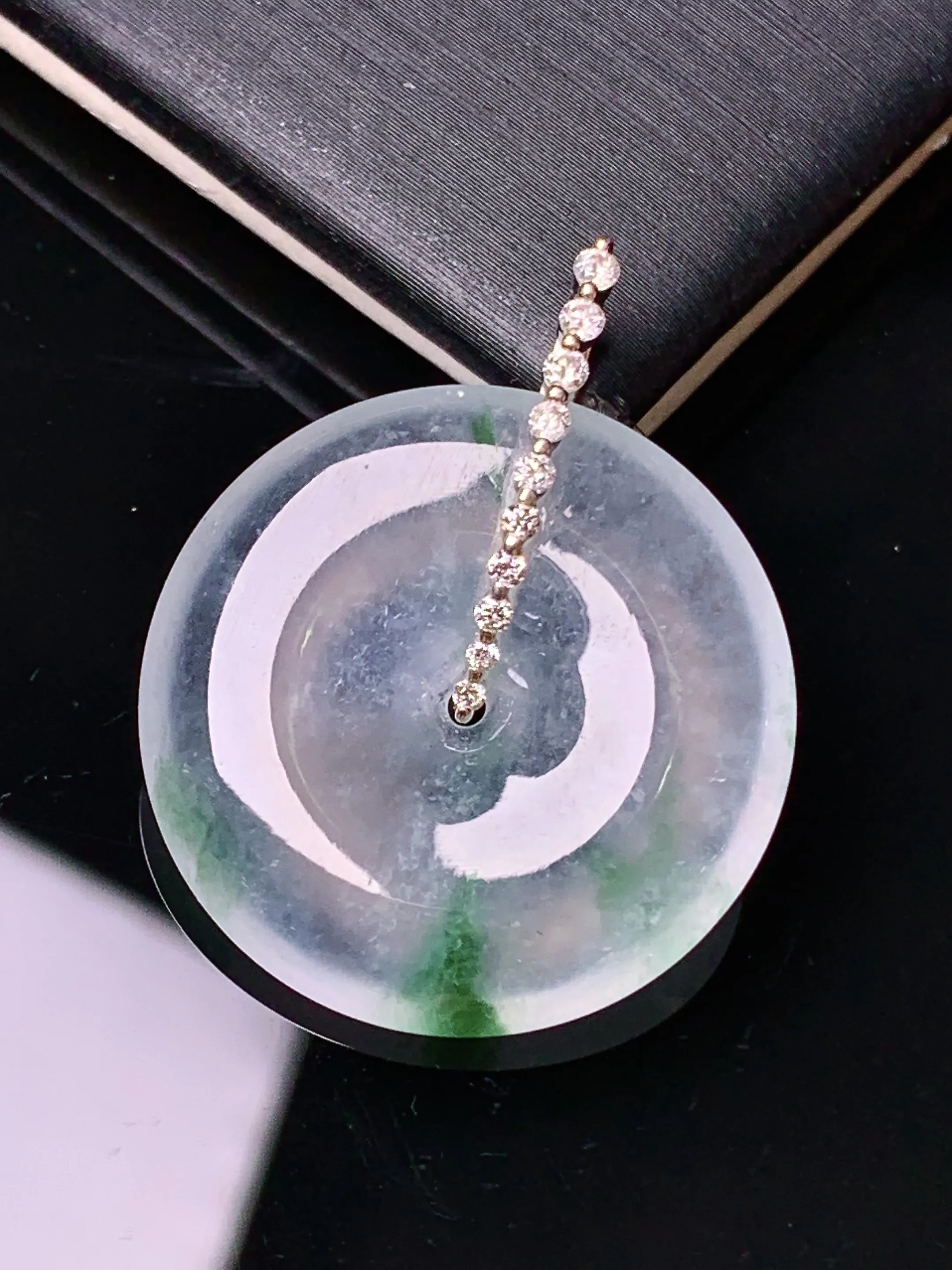 18k金钻镶嵌冰种飘绿平安扣吊坠 玉质细腻 色泽清新艳丽 整体尺寸30*24*4.8