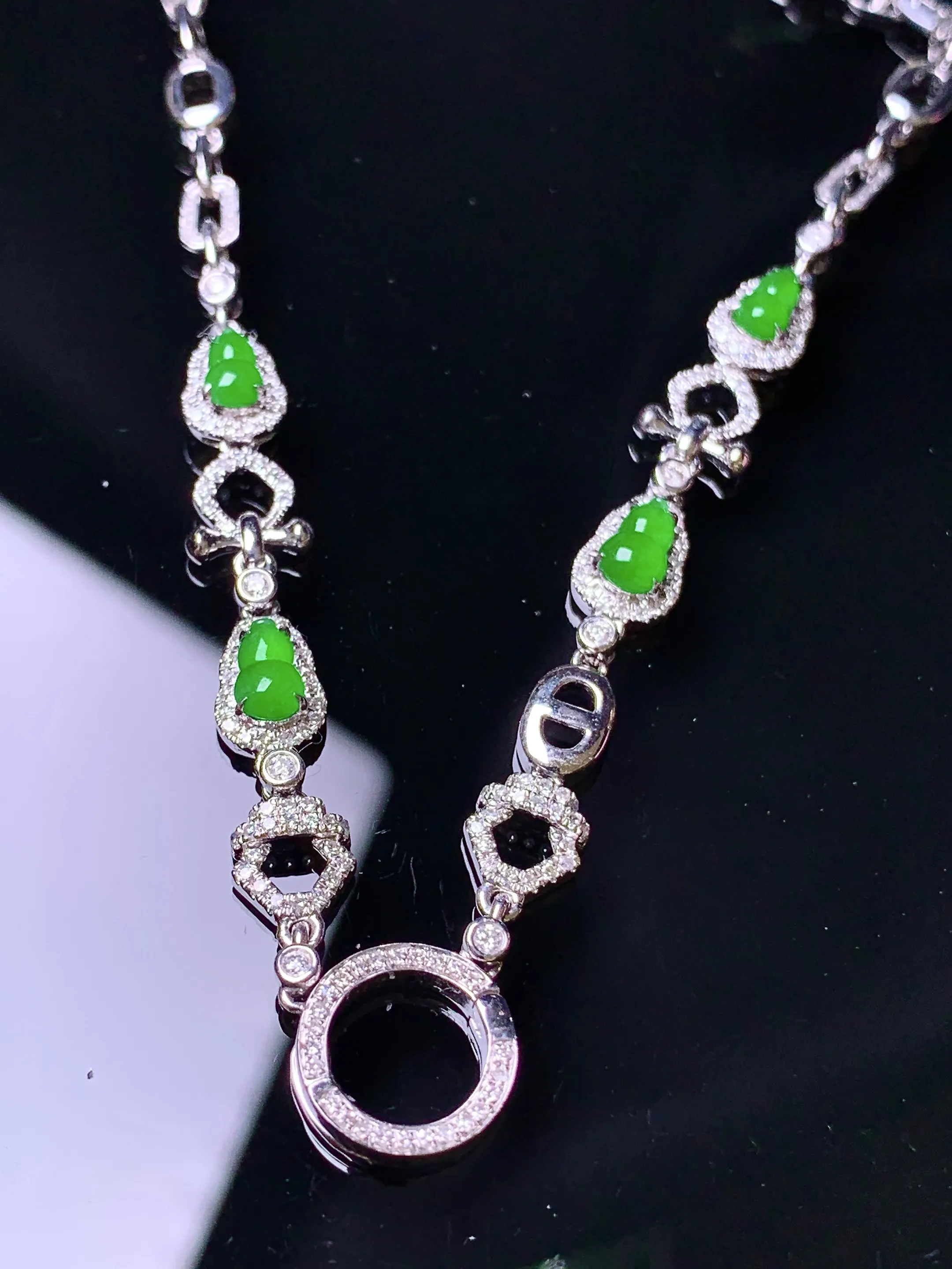 18k金钻镶嵌满绿葫芦项链 玉质细腻 色泽清新艳丽 整体尺寸49*9.8*3.8