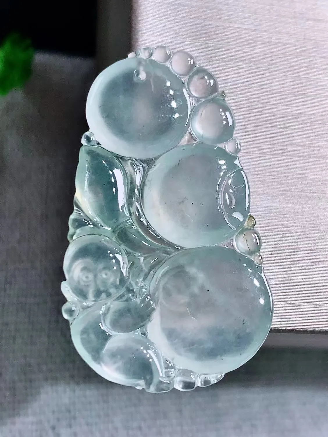 冰种灵猴献瑞吊坠 ，尺寸 35/21/3.9，性价比推荐，细腻水润