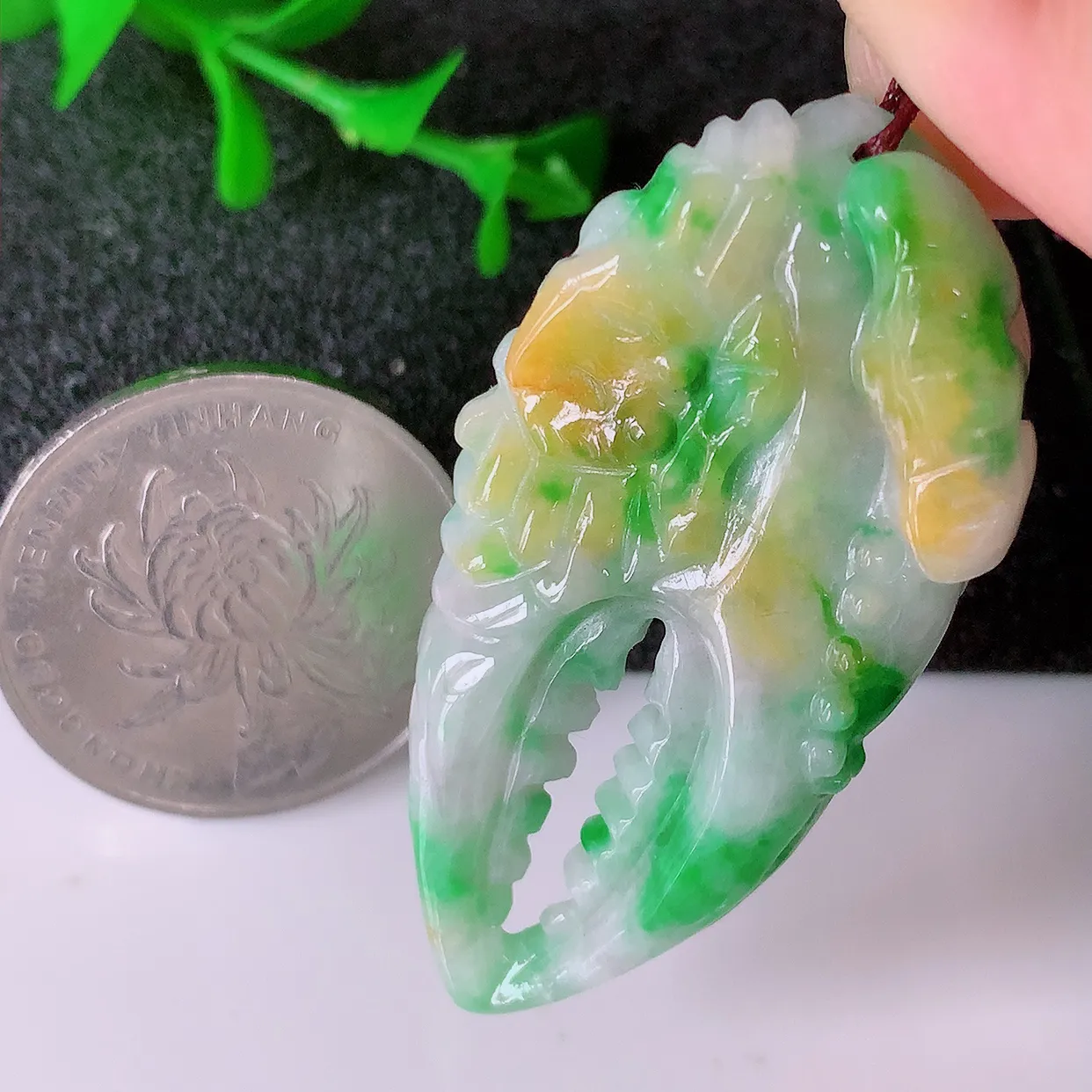 自然光实拍，冰润黄加绿翡翠八方来财吊坠，种老水足，雕工精湛 ，寓意美好，佩戴时尚出众！#60.17