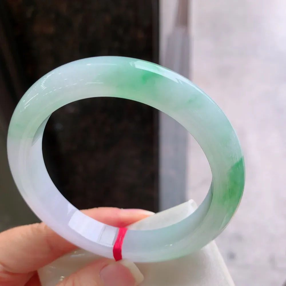 正圈高冰阳绿 无瑕 尺寸:61.2/11.8/9.7 种色兼备 大圈口