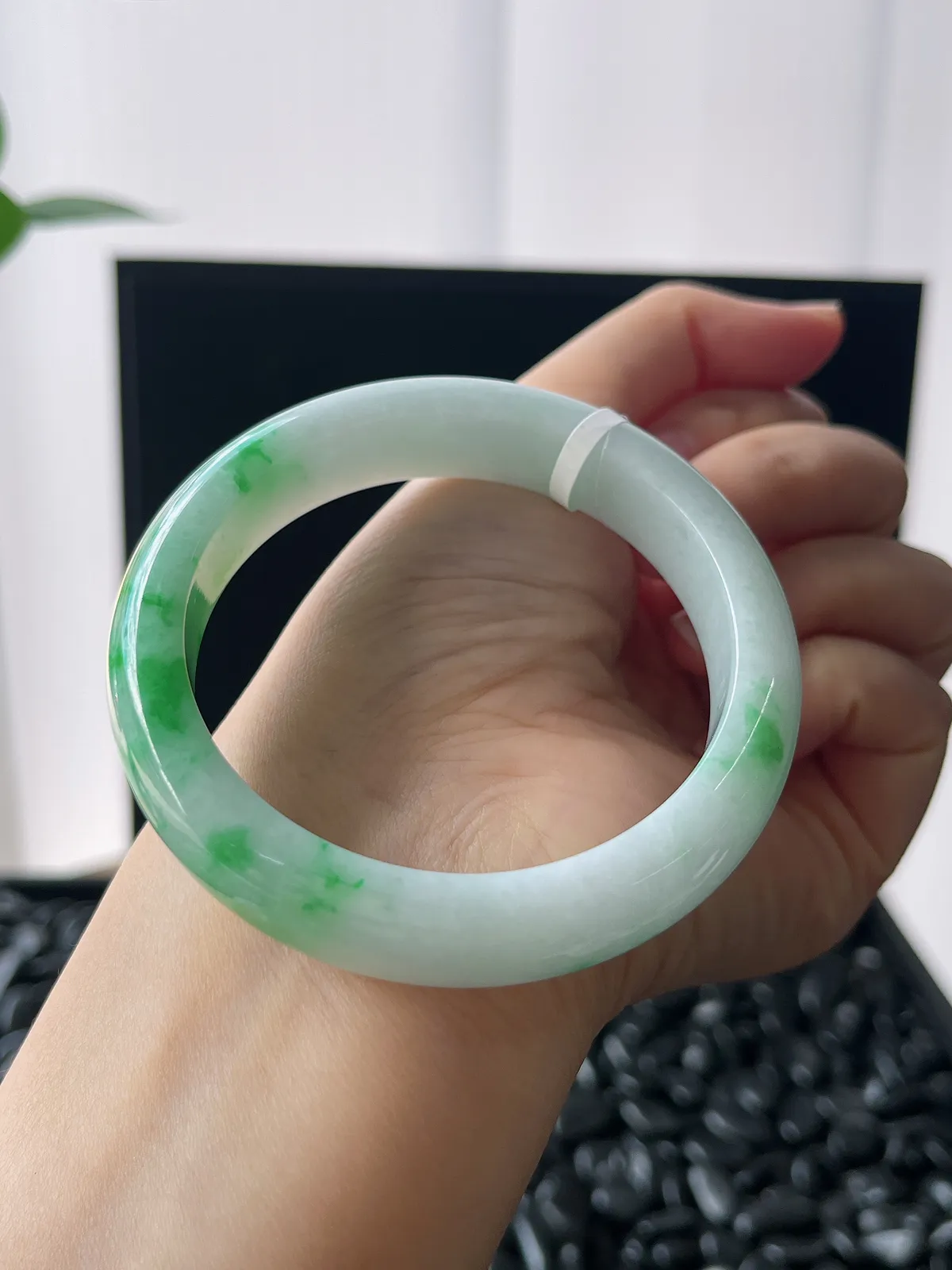 正圈55圈口，翡翠糯化种飘绿手镯